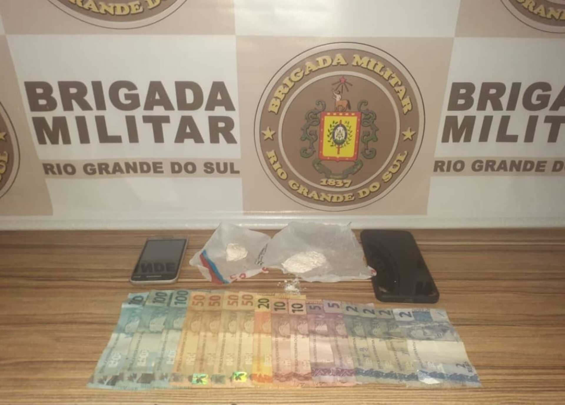 A equipe foi atrás do referido pacote e localizou o plástico contendo substância semelhante a cocaína