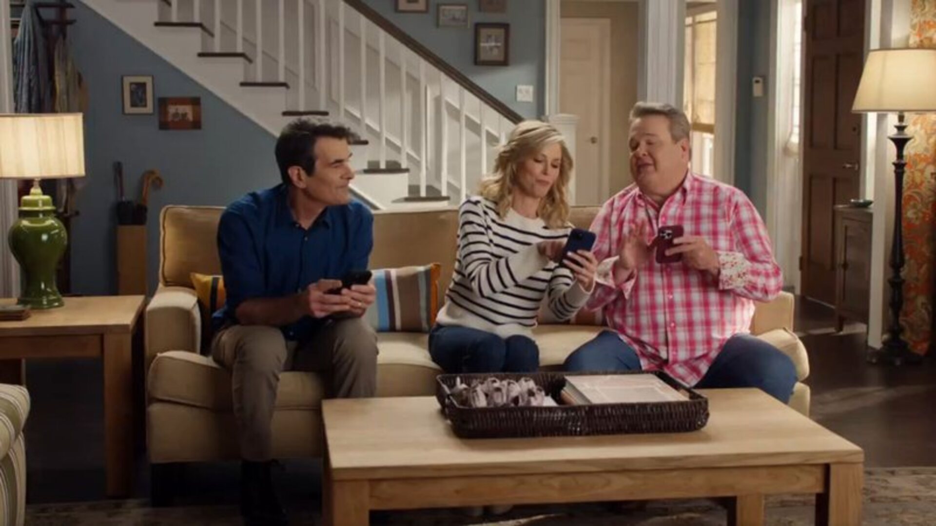 -Ty Burrell, Julie Bowen, Eric Stonestreet e Jesse Tyler Ferguson voltarão a viver os seus personagens em um comercial de TV