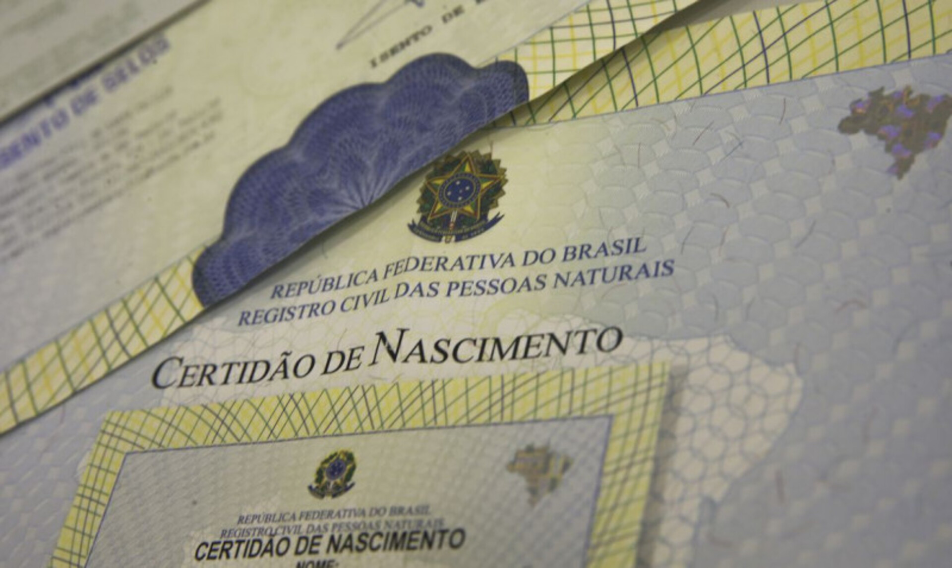 - Entre os documentos que serão fornecidos estão as certidões de nascimento e casamento.