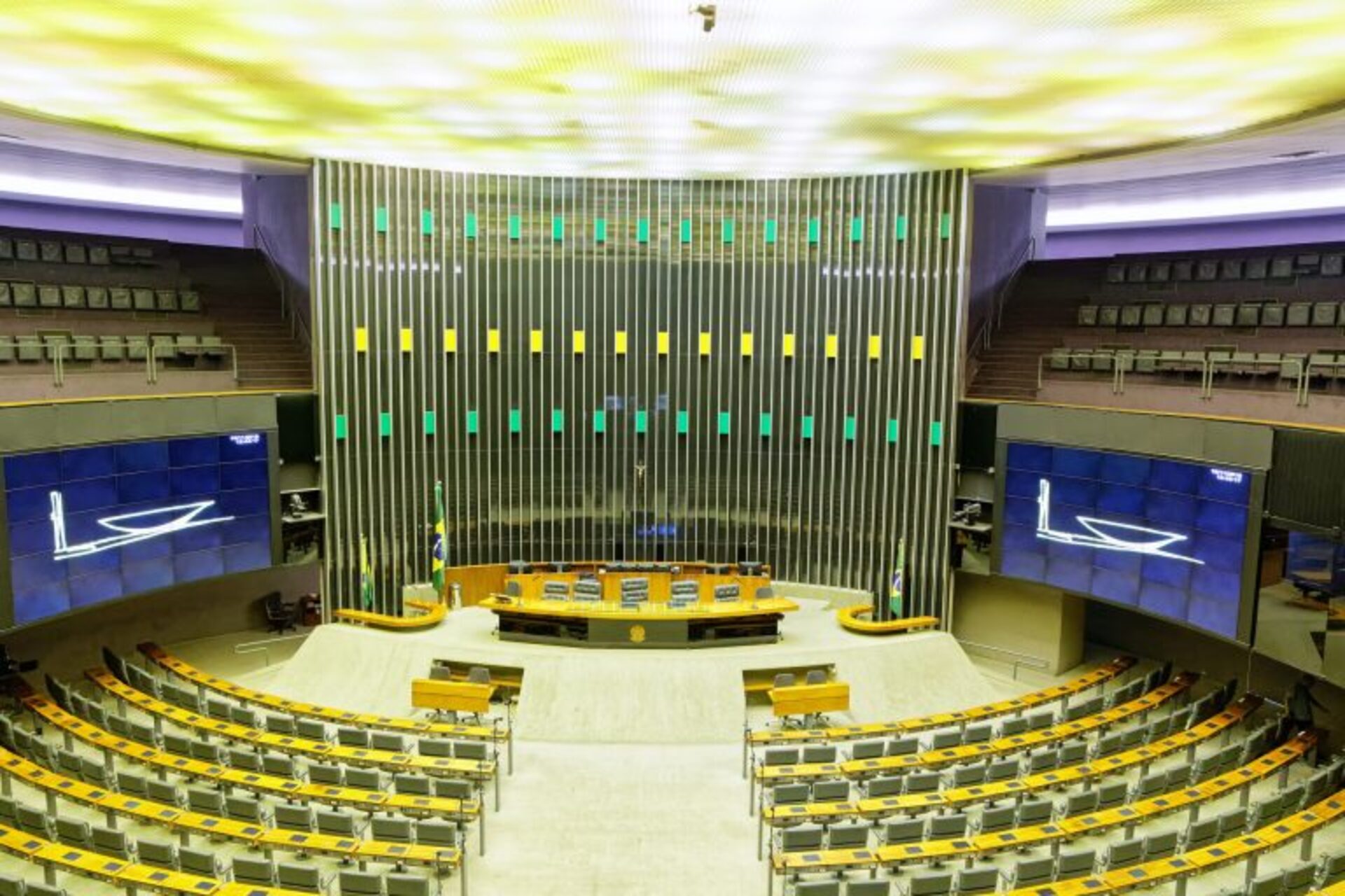 - A Mesa da Casa dirige os trabalhos legislativos e administrativos da Câmara
