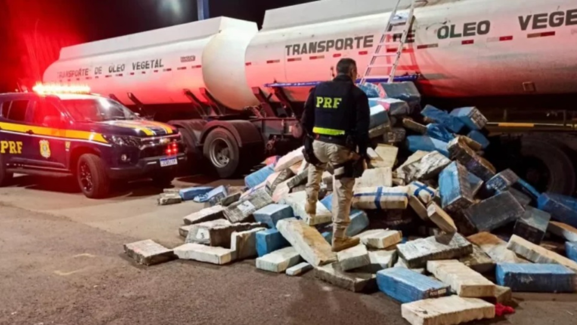 - A carreta tipo bitrem, com placas de Cuiabá e era composta por tanques de transporte de óleo vegetal