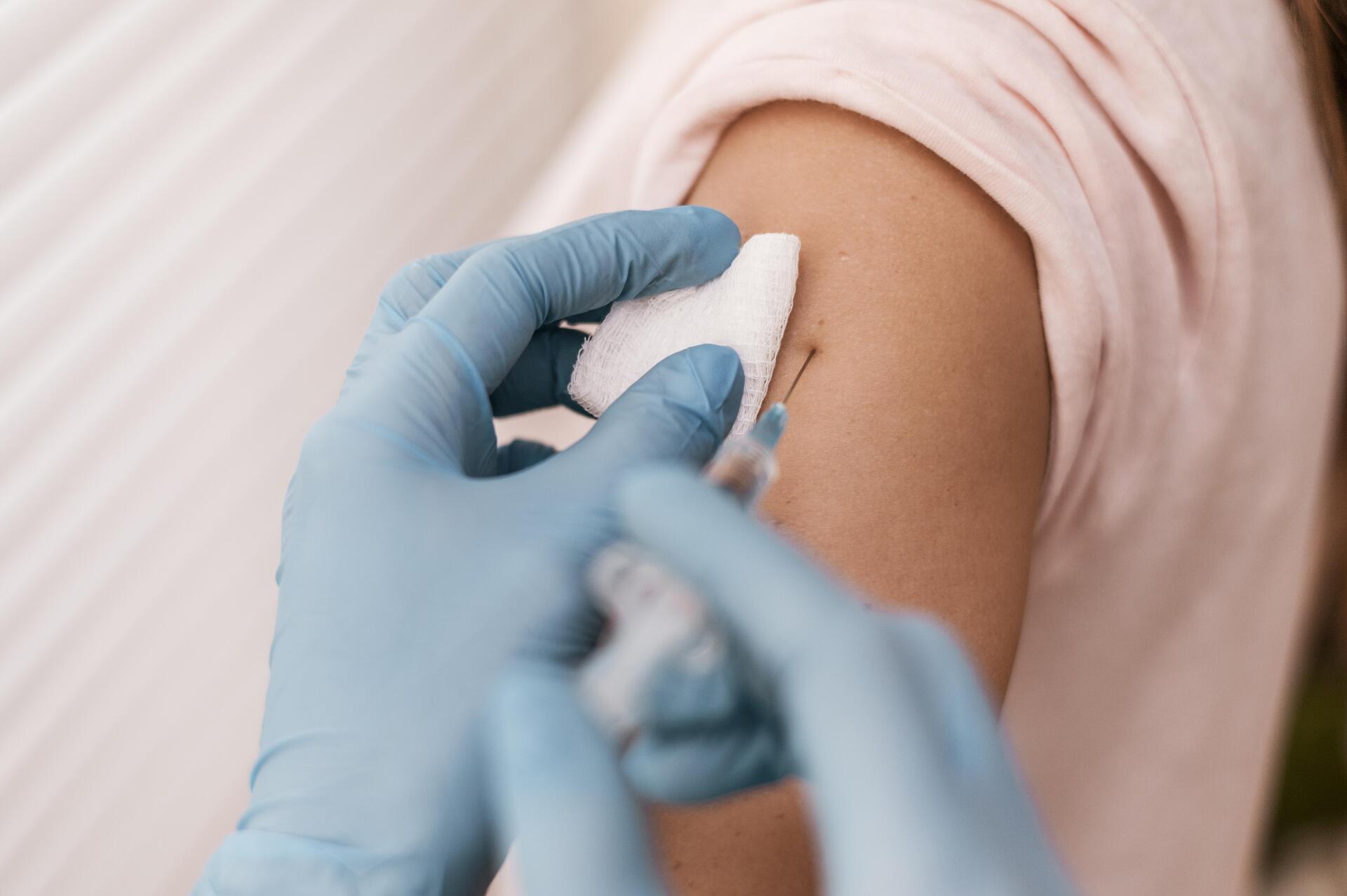 – A cobertura da vacina tríplice viral passou de 80,7% em 2022 para 87% em 2023.