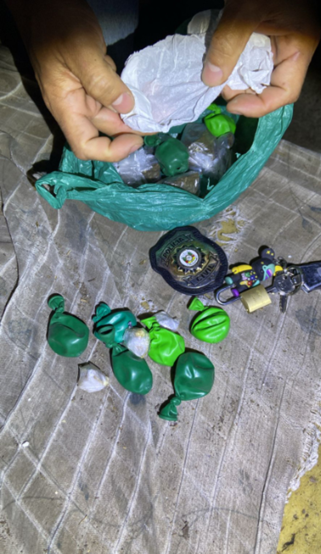 - Dentro do móvel havia cocaína, crack e maconha escondidas em balões