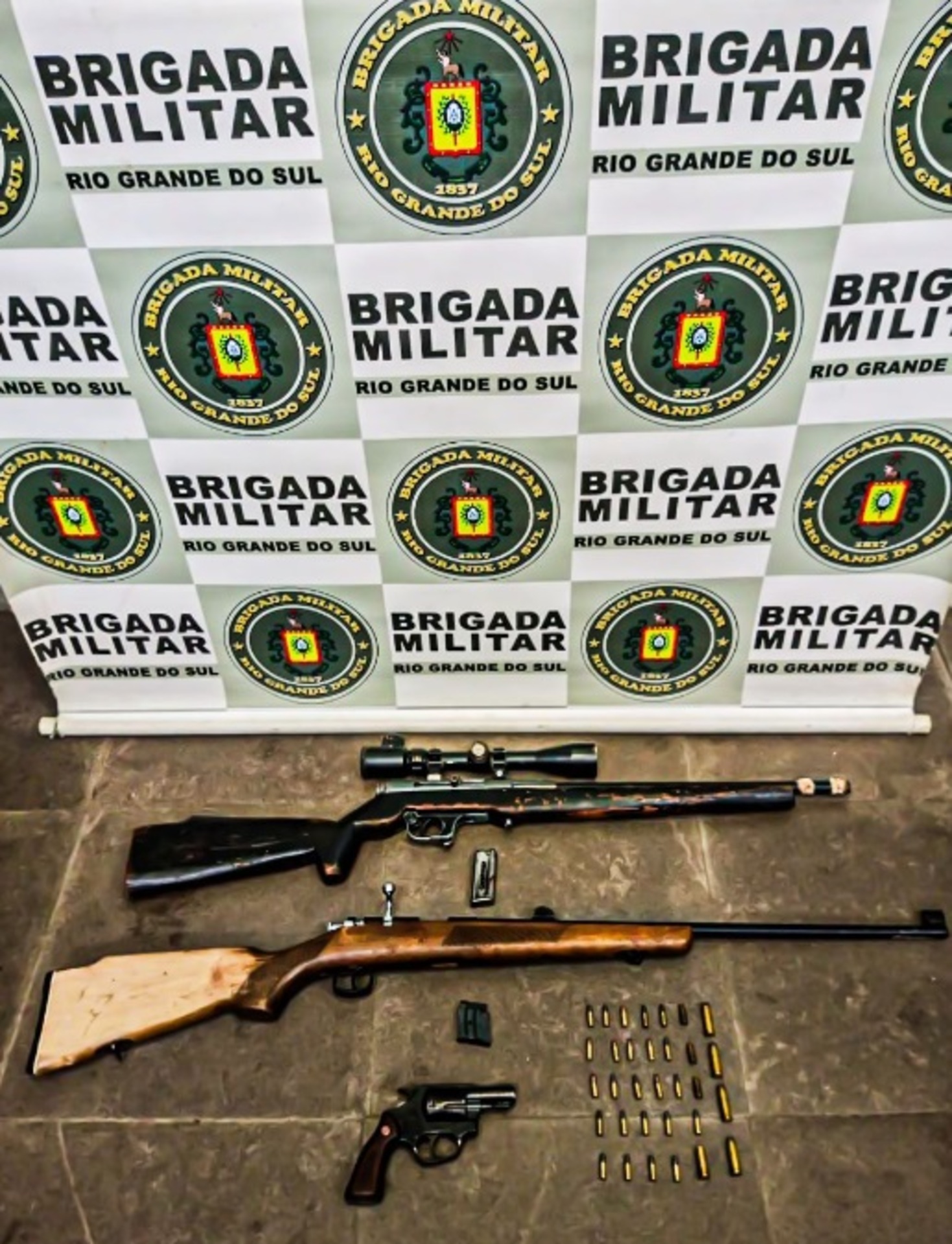 - Foram apreendidos um revólver, dois rifles, dois carregadores, 29 munições e uma munição deflagrada