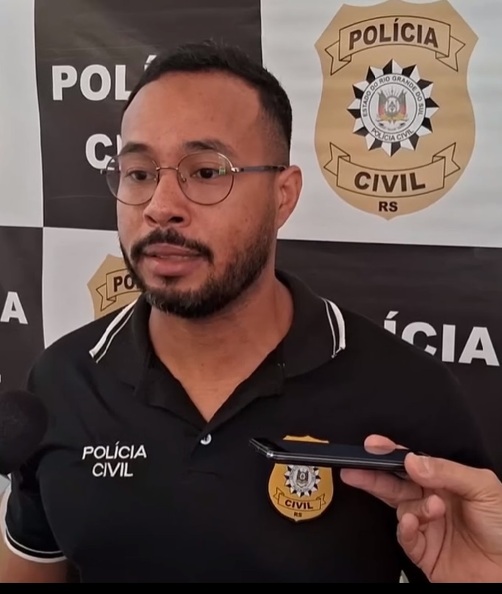 Segundo o delegado Ericson Mota, responsável pela investigação, o suspeito estava escondido na casa de familiares