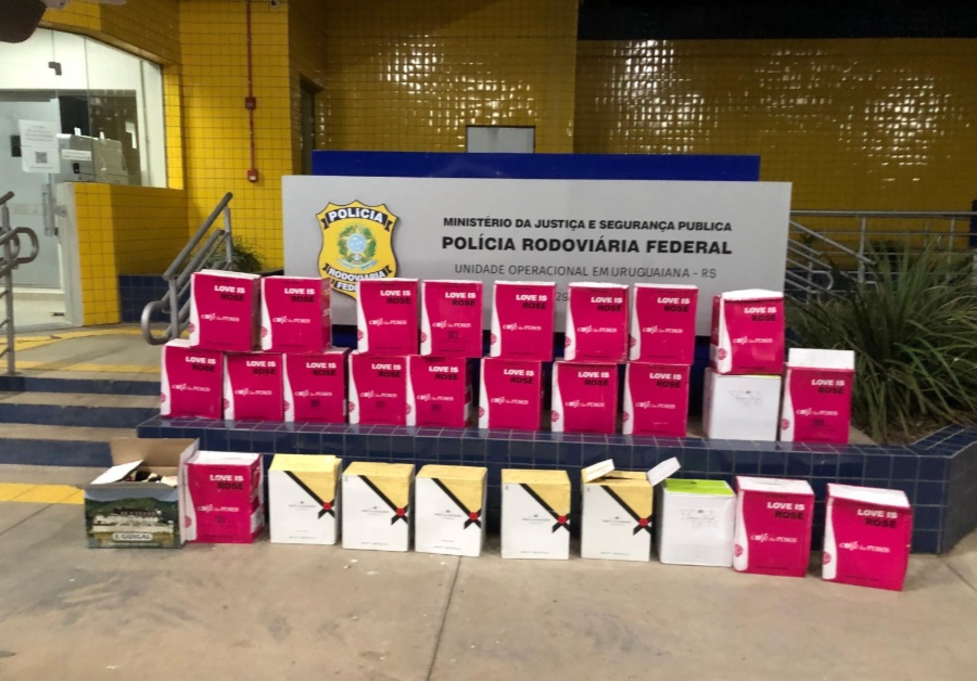 - As 173 garrafas, provenientes da França, estavam em um carro abordado na BR-472