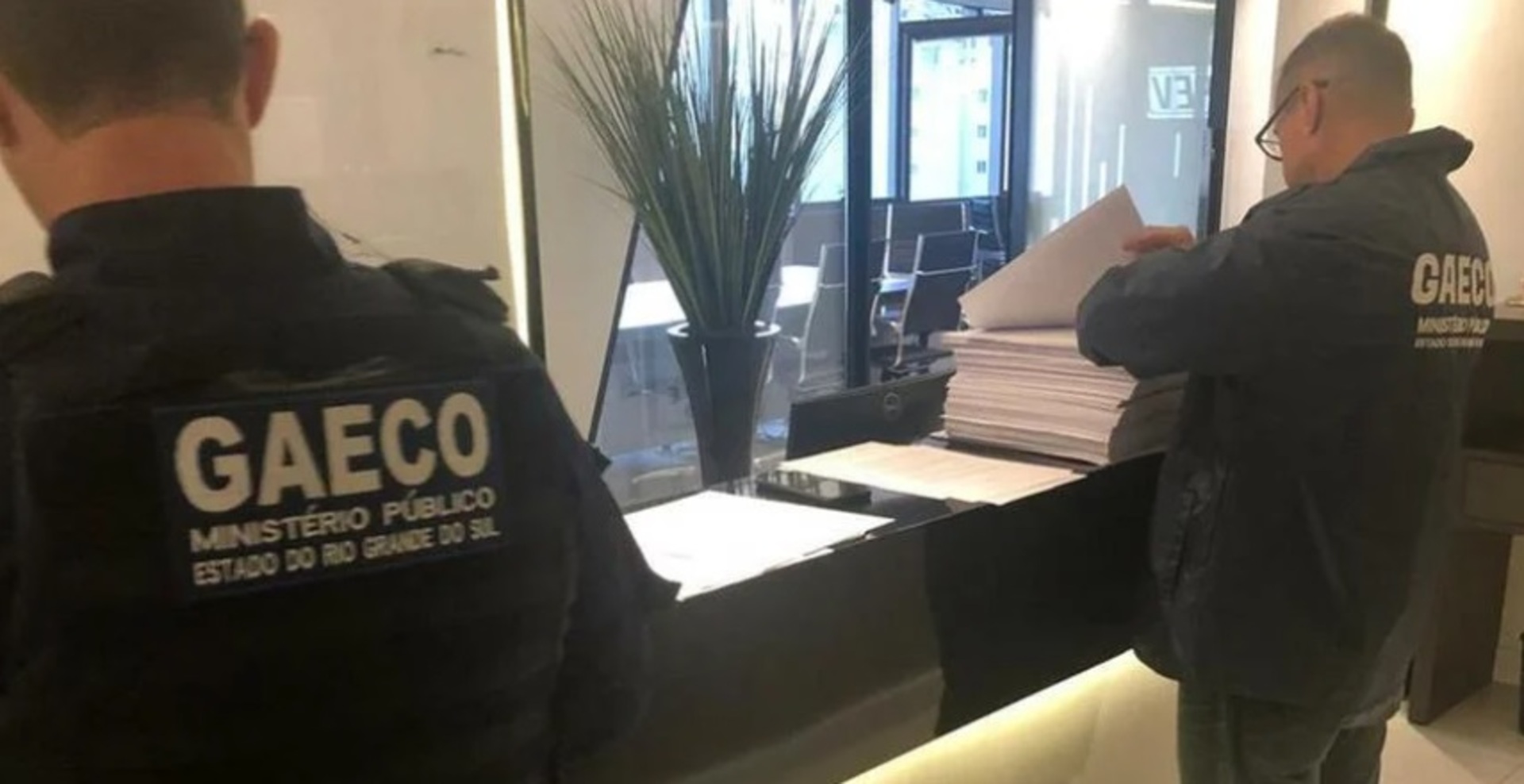 - Os crimes apurados seriam de uso de documento falso, falsidade ideológica, estelionato e associação criminosa