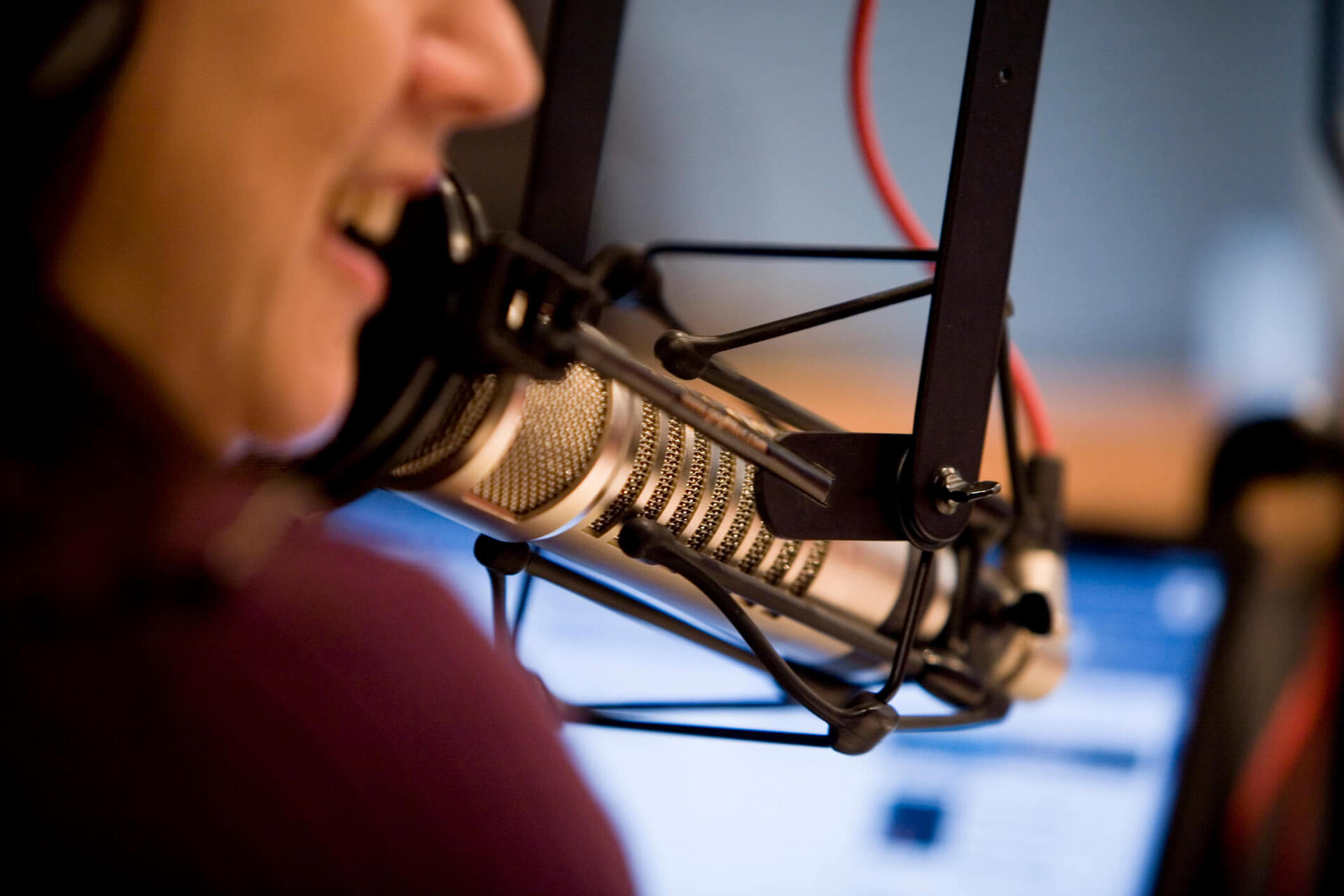 - A partir deste domingo as rádio e televisão estão proibidas de transmitir programas apresentados ou comentados por pré-candidatos