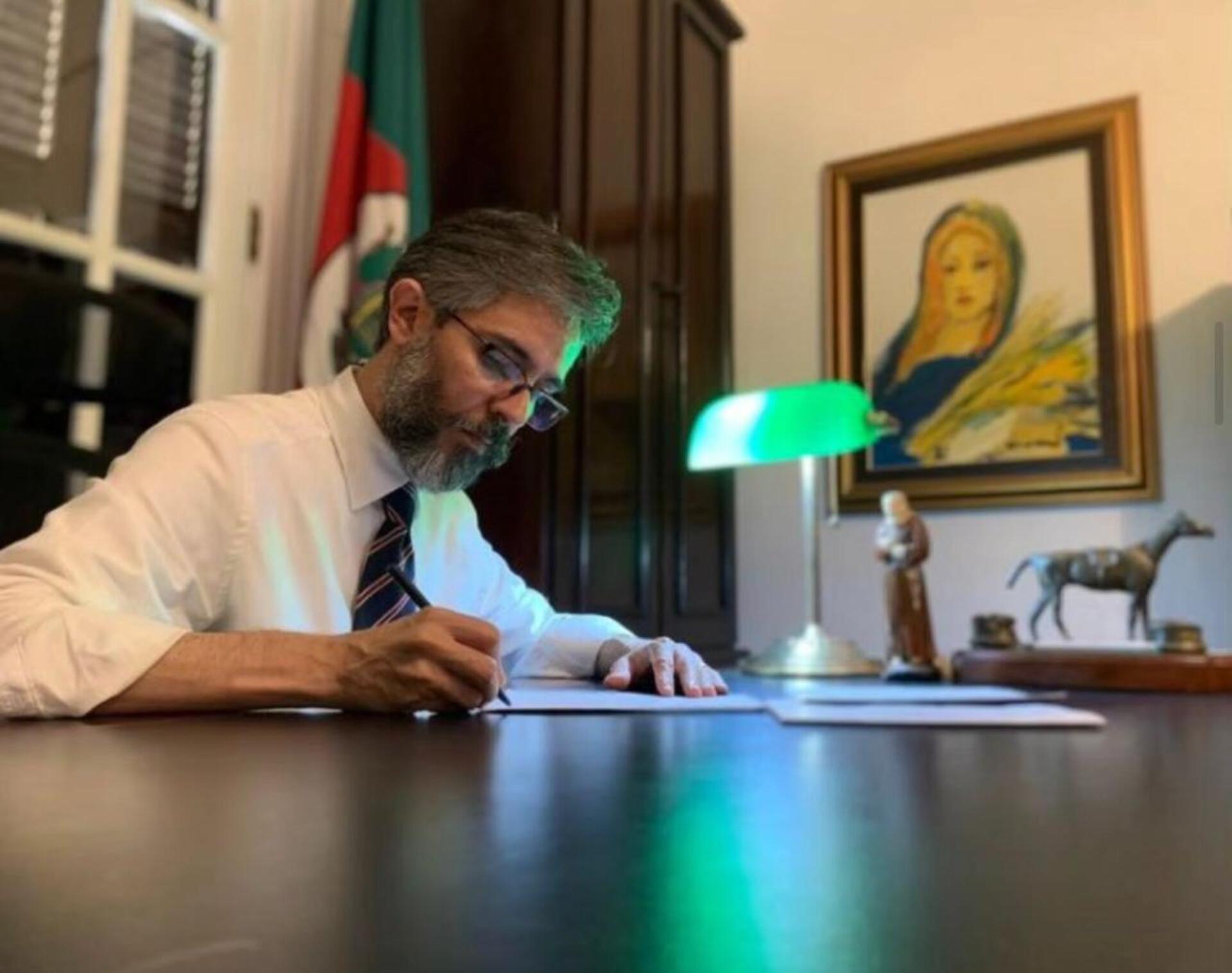 – Marcelo é escritor e poeta.