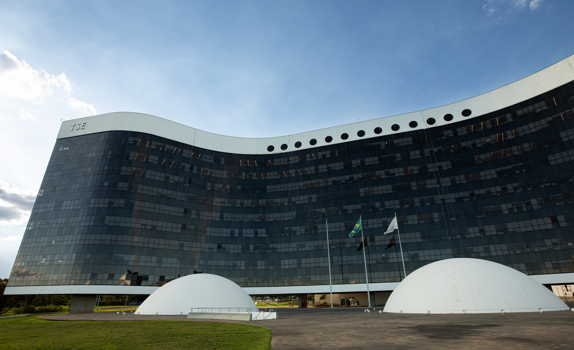 -Há vagas para analista judiciário e técnico judiciário.