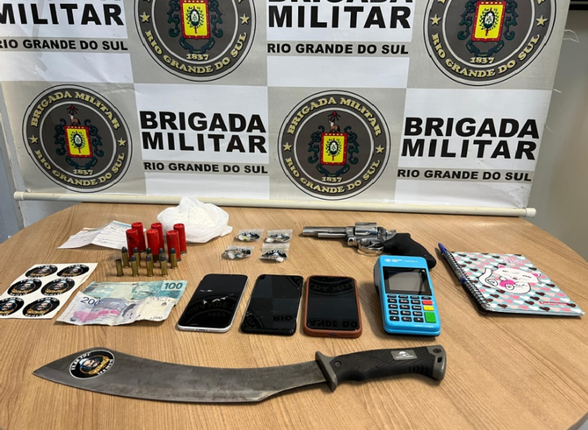 Na casa do sujeito foram encontradas armas e munições