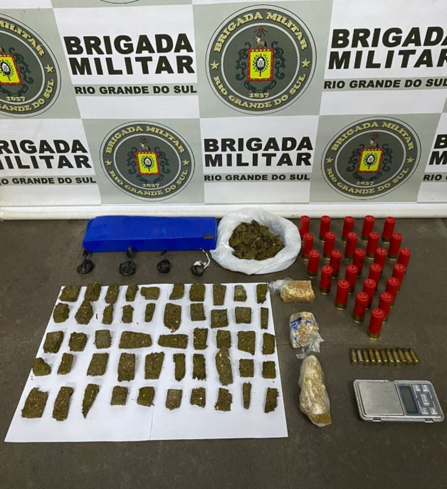 – Entre os itens apreendidos estão drogas e munições