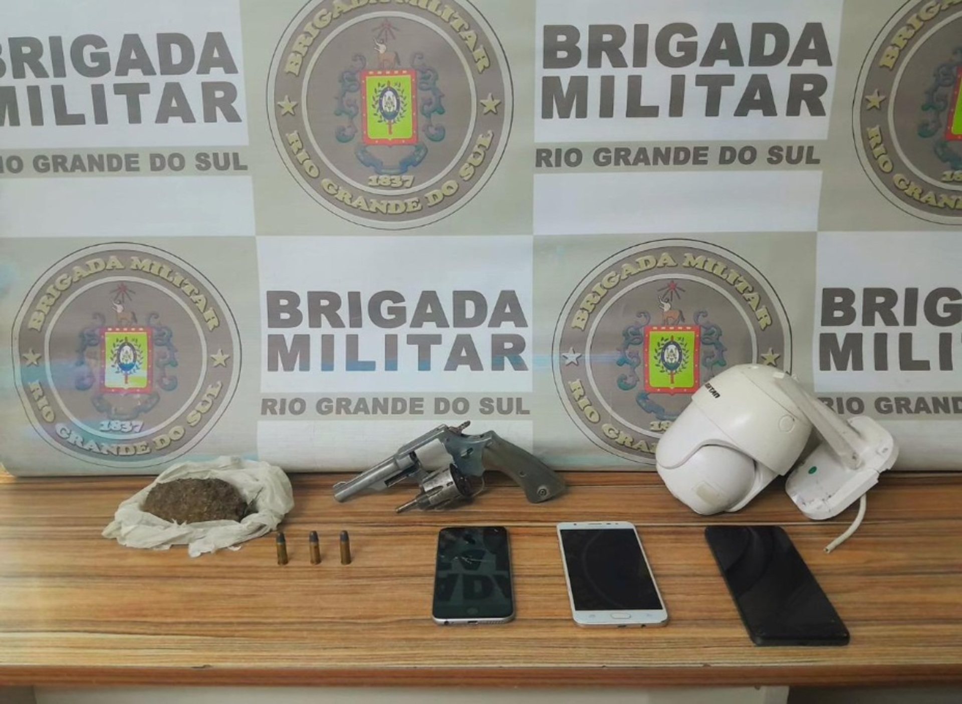 Além de um revólver, a PC apreendeu um tijolo de maconha