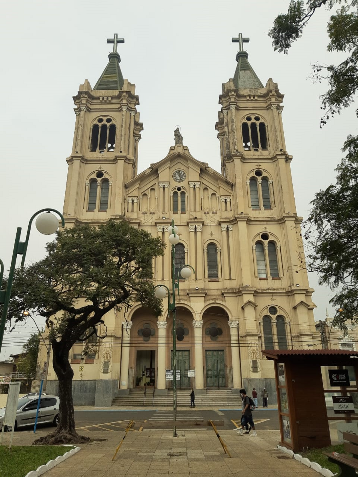 A santa é padroeira do município.