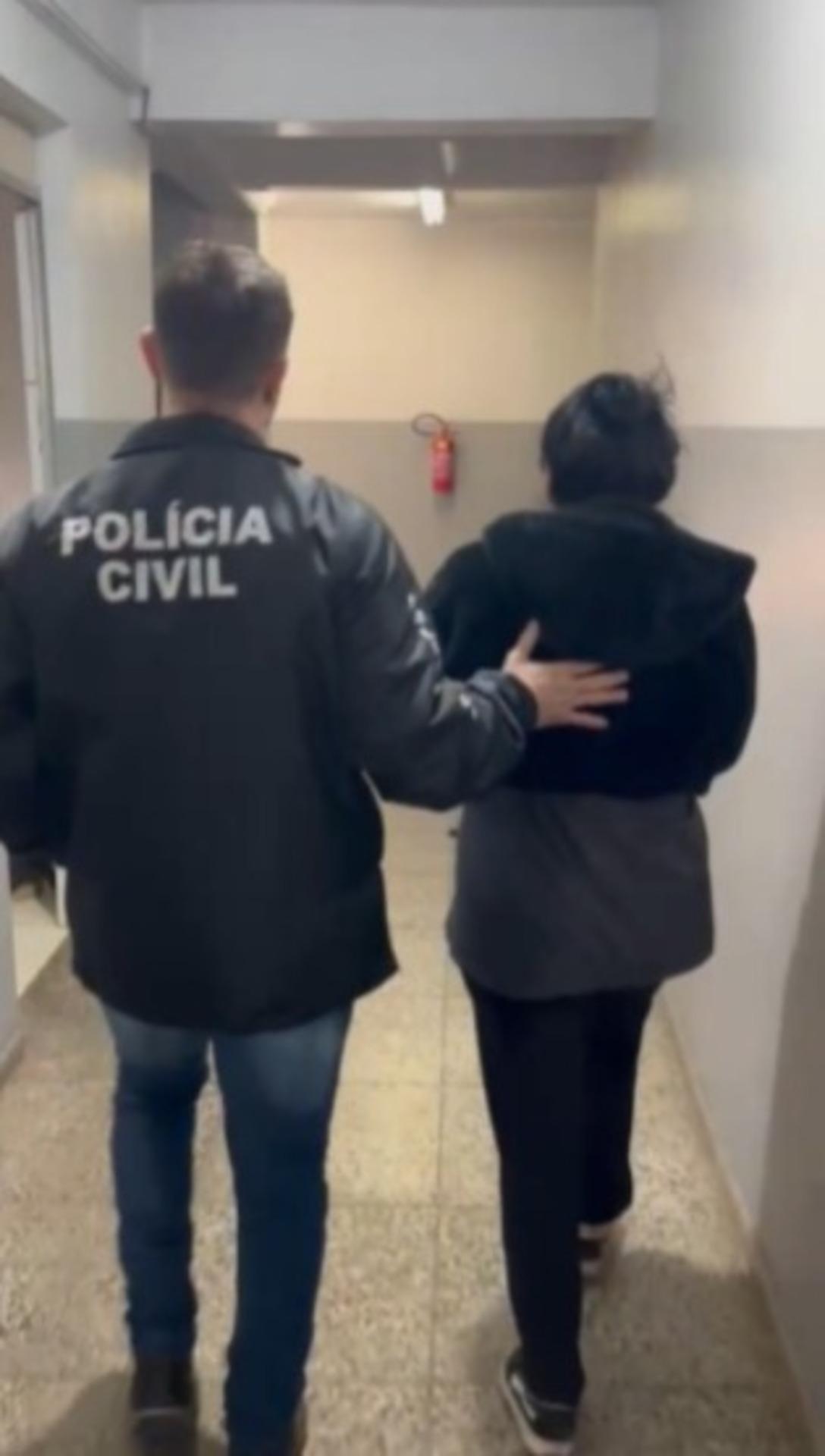 72 - Também foi presa a sua comparsa, uma mulher de 22 anos
