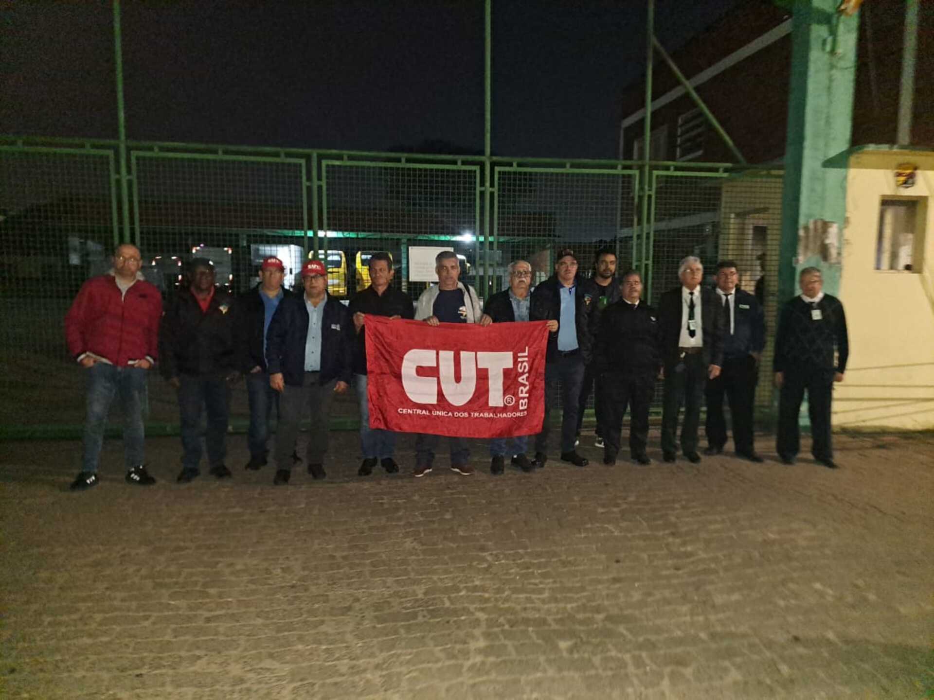 A paralisação iniciou na madrugada desta segunda-feira.