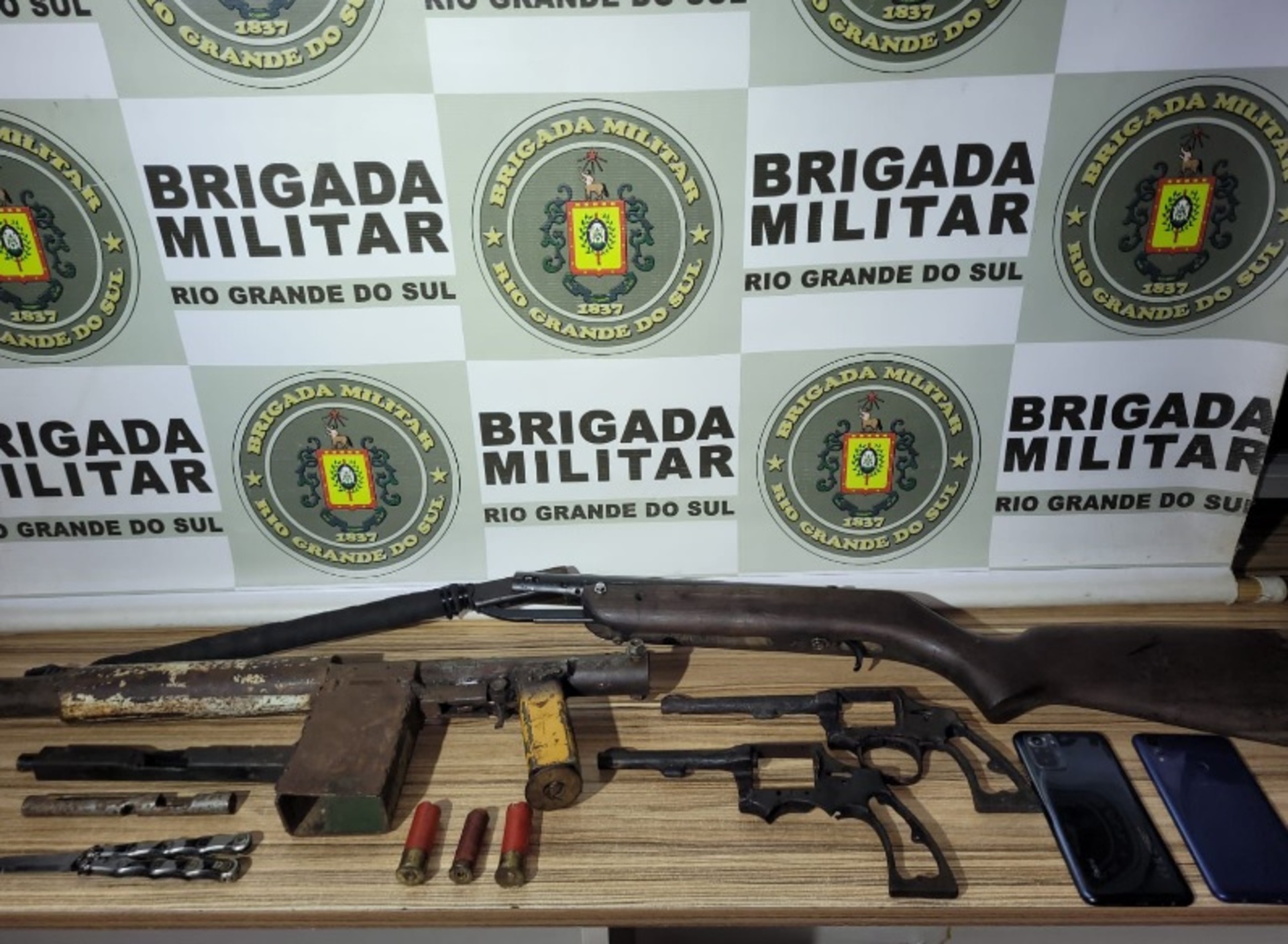 Ele fazia as armas em uma oficina.