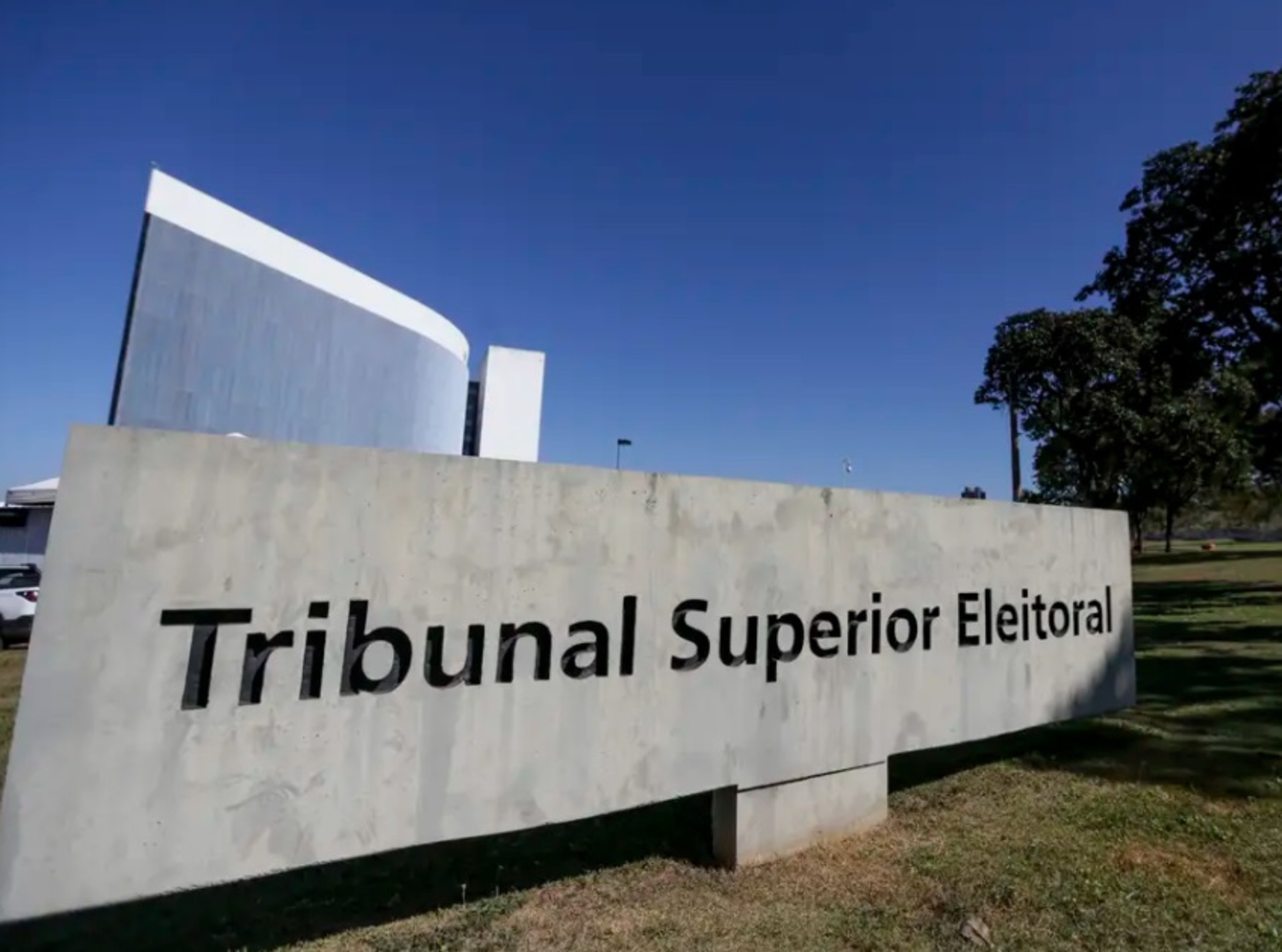 - Para a maioria dos ministros do TSE, a proibição relativa à propaganda eleitoral não se estende ao nome de urna