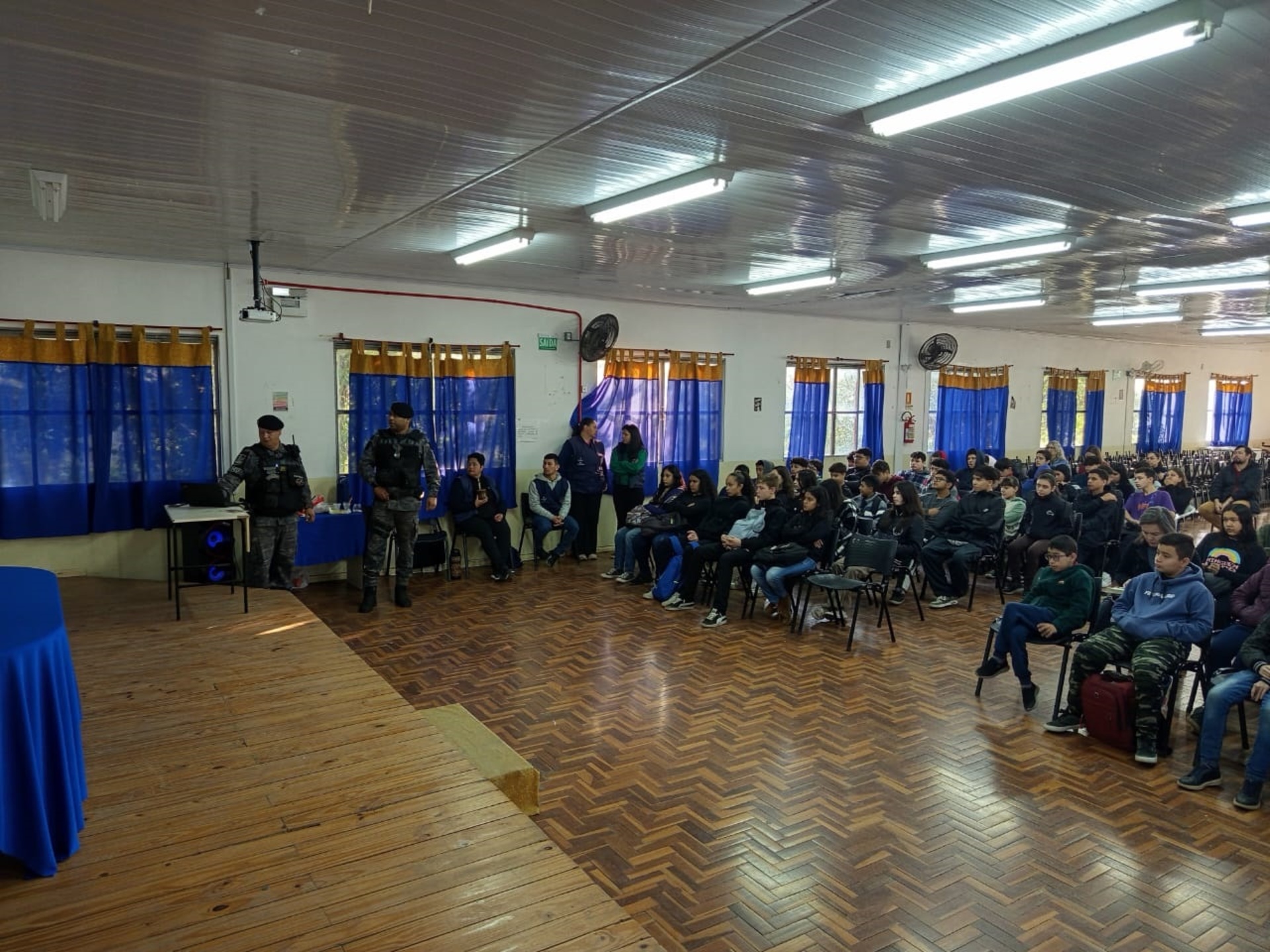 As palestras ocorrem em escolas públicas e particulares.