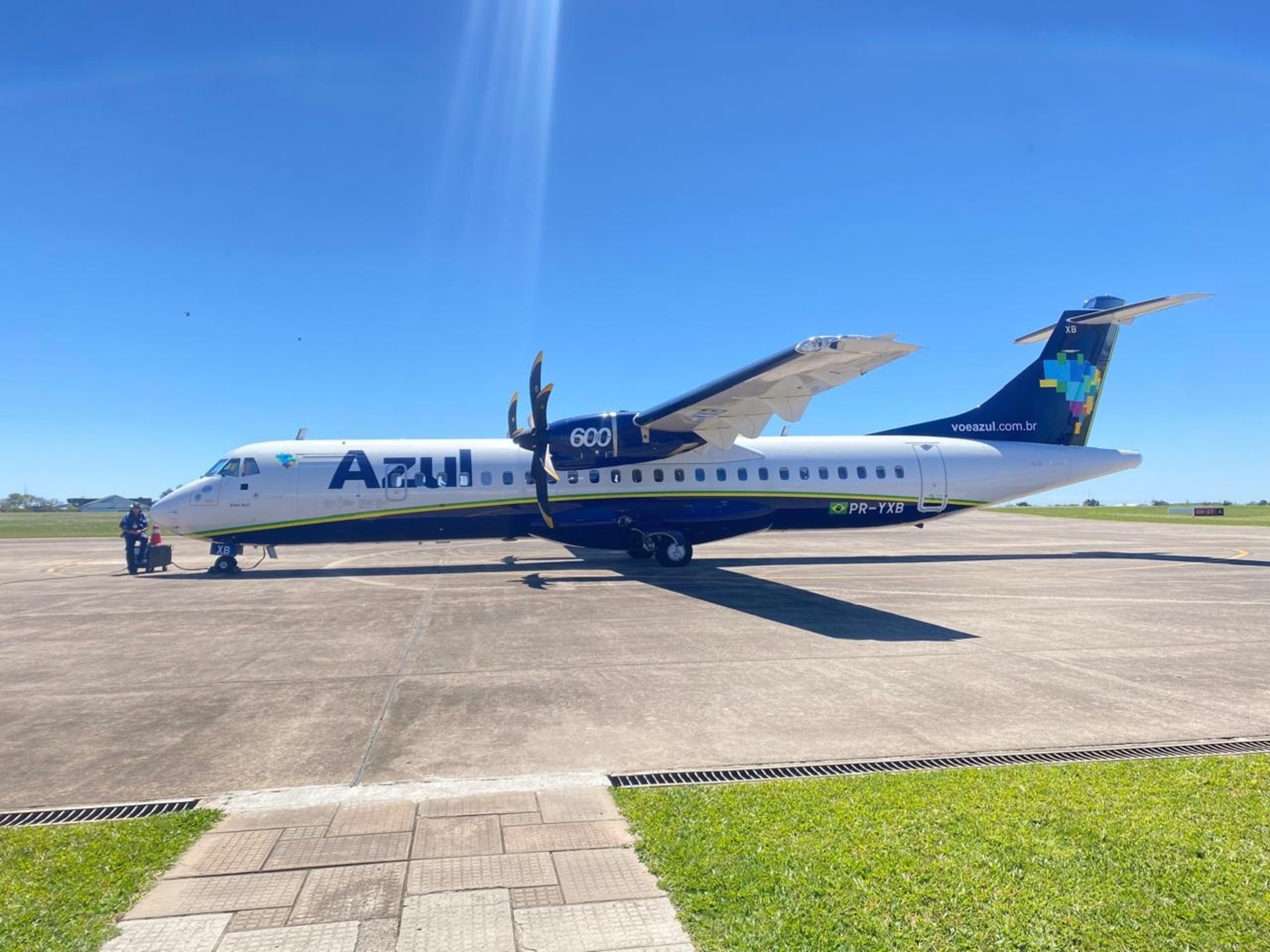 O Aeroporto de Uruguaiana oferece três voos semanais para Curitiba e um voo semanal para Florianópolis
