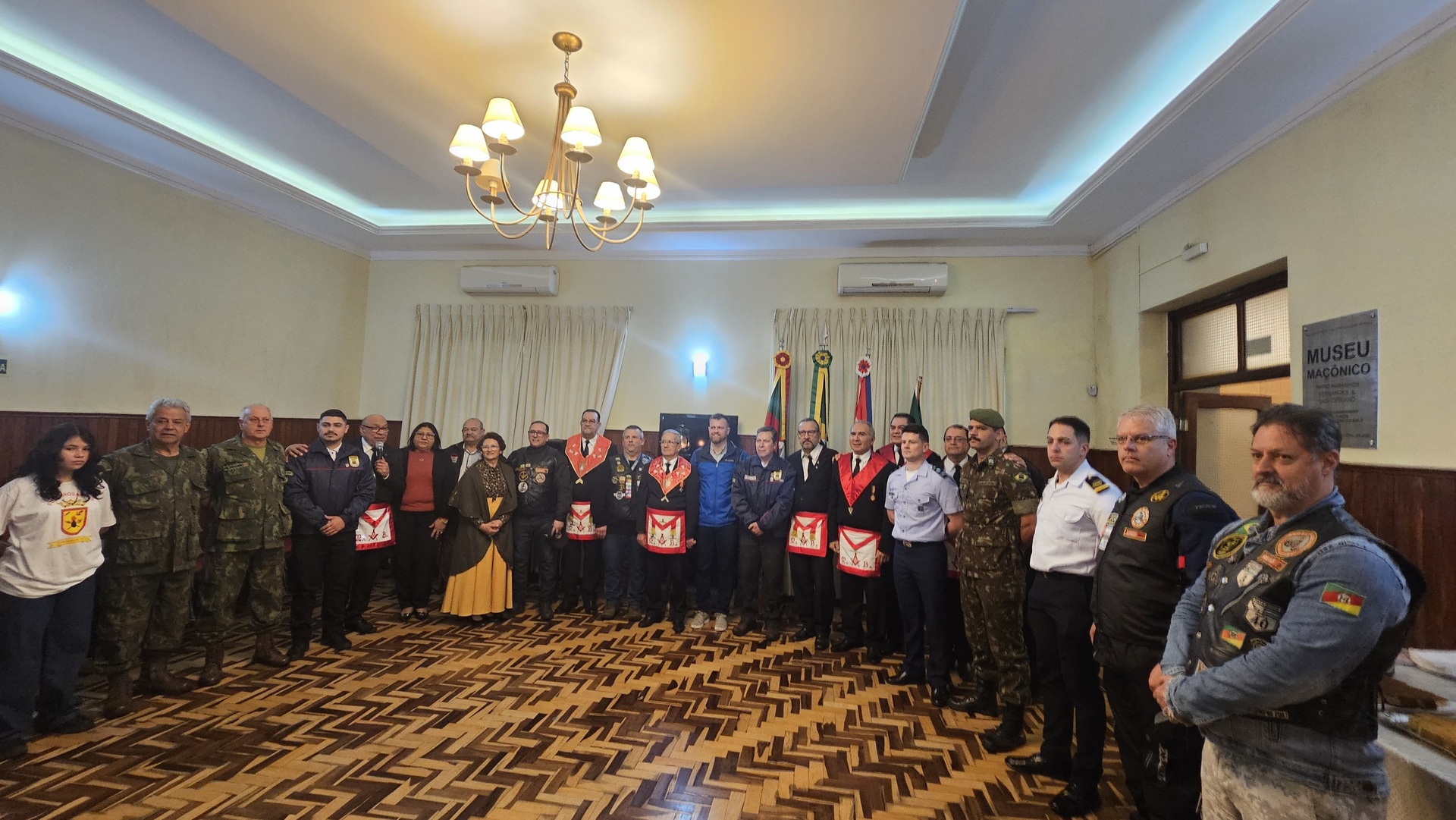 A chama representa o espírito patriótico e a unidade nacional