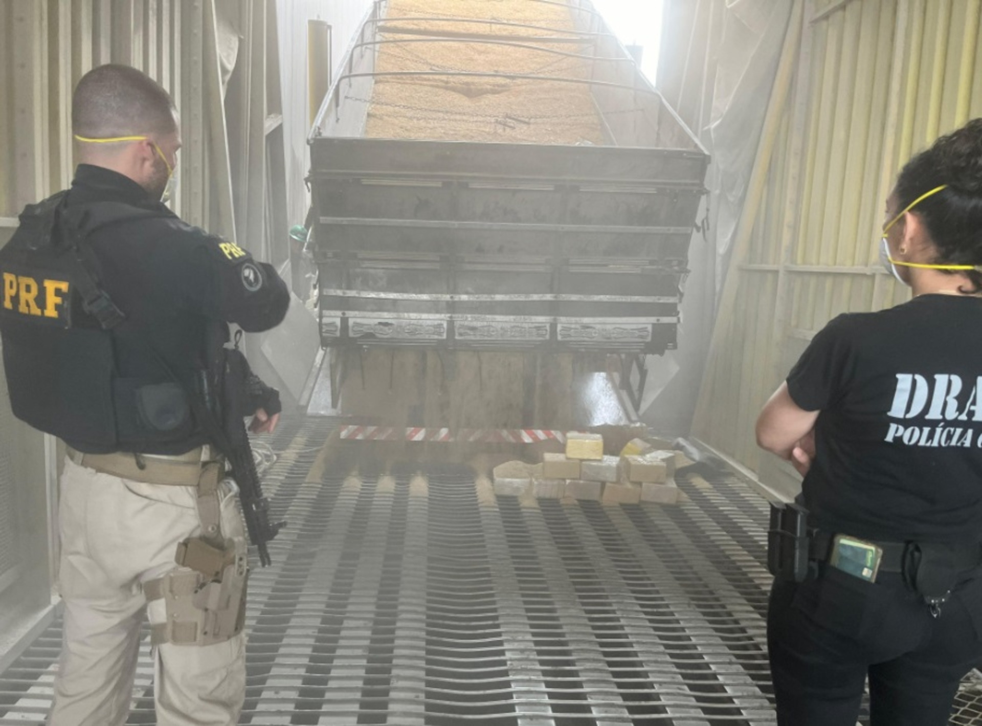 Durante a vistoria da carga, os agentes encontraram pacotes de cocaína embaixo dela