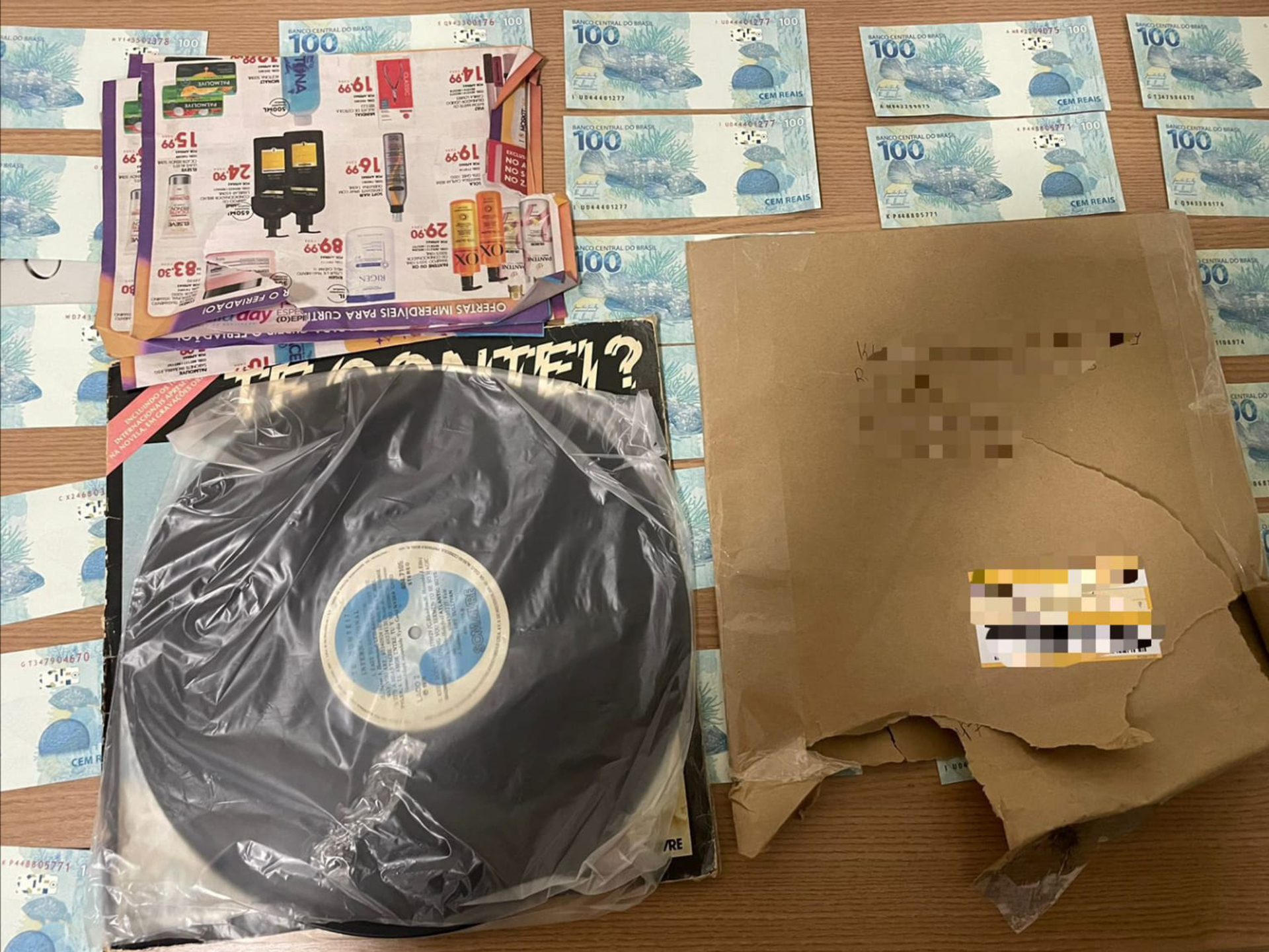 As notas estavam acondicionadas em uma capa de disco de vinil
