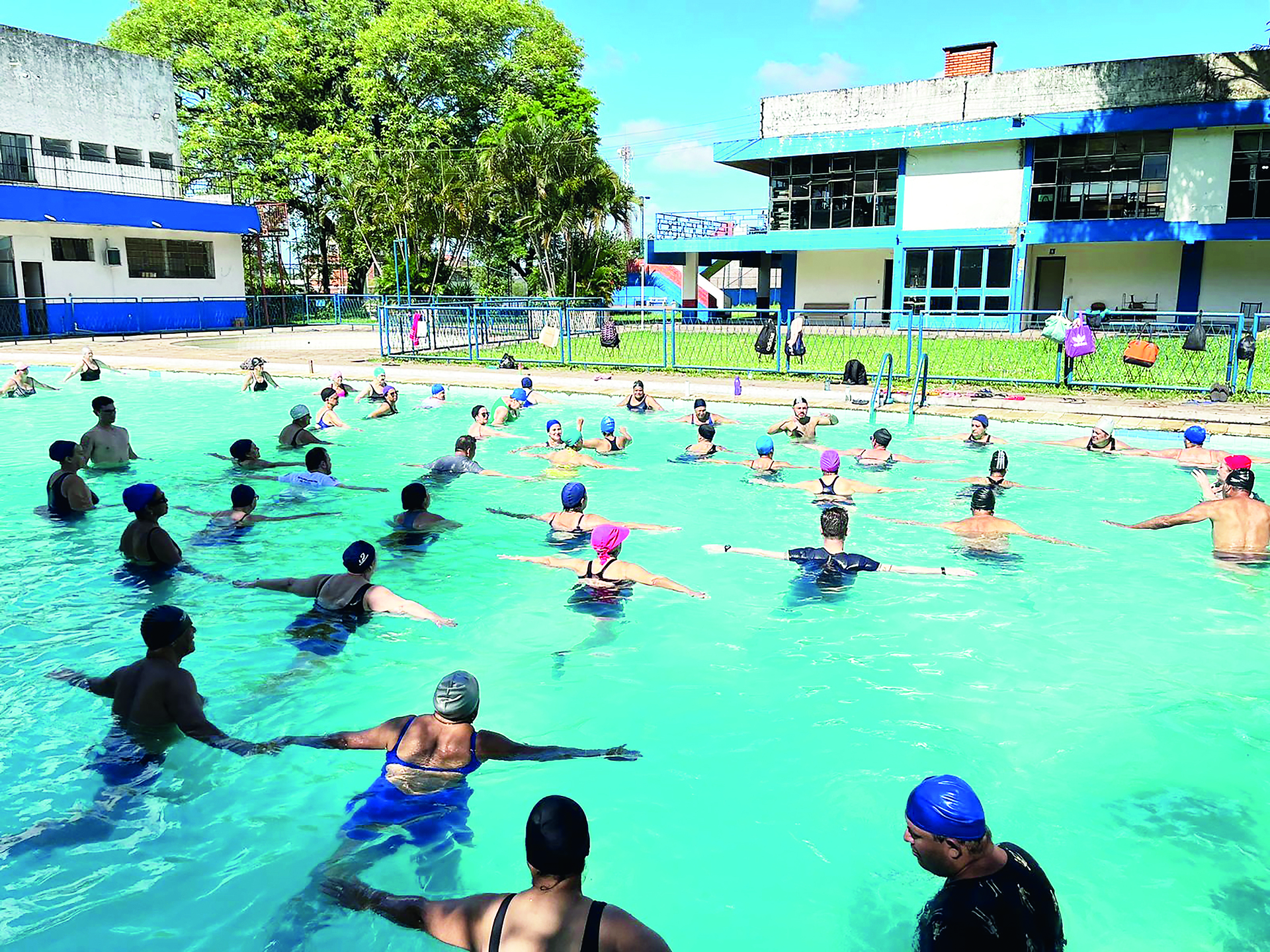 As aulas de hidroginástica abrangem cerca de 200 pessoas