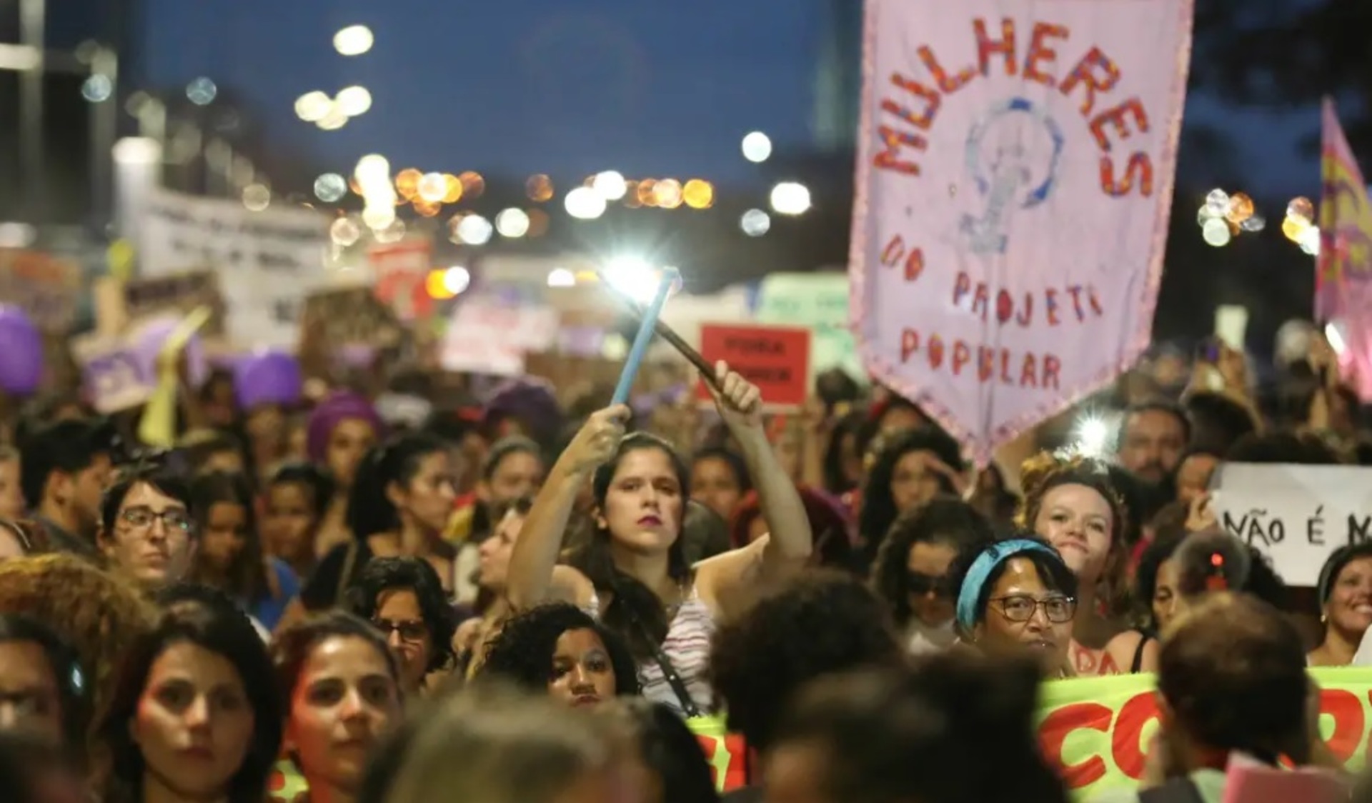 A legislação estabelece diretrizes para combater a violência política contra mulheres.