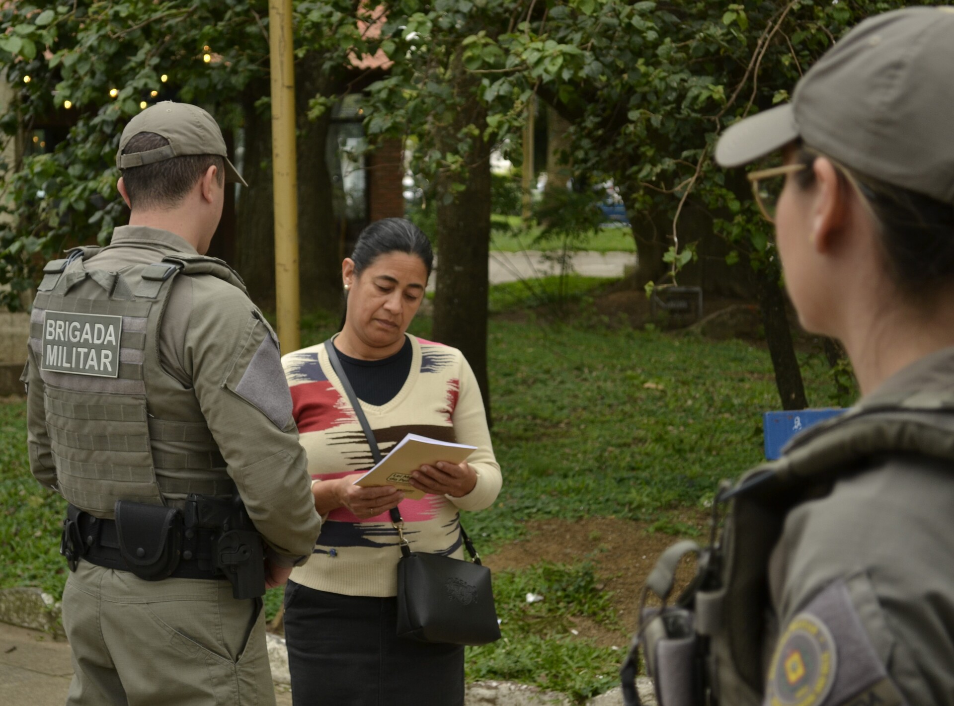 Patrulha Maria da Penha entregou cópias da Lei Maria da Penha e panfletos educativos sobre violência contra mulheres