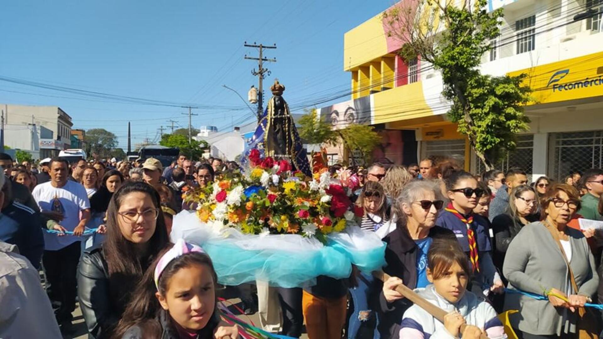 A comunidade se organiza no Obelisco para dar início a procissão
