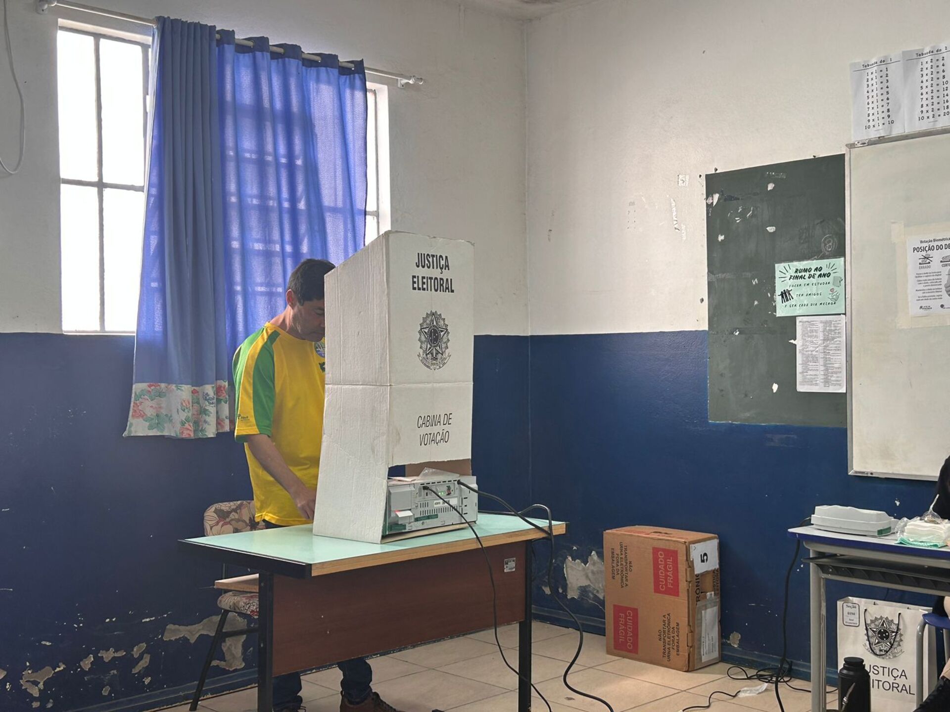 O candidato votou por volta das 11h45 na Escola José Francisco Pereira da Silva
