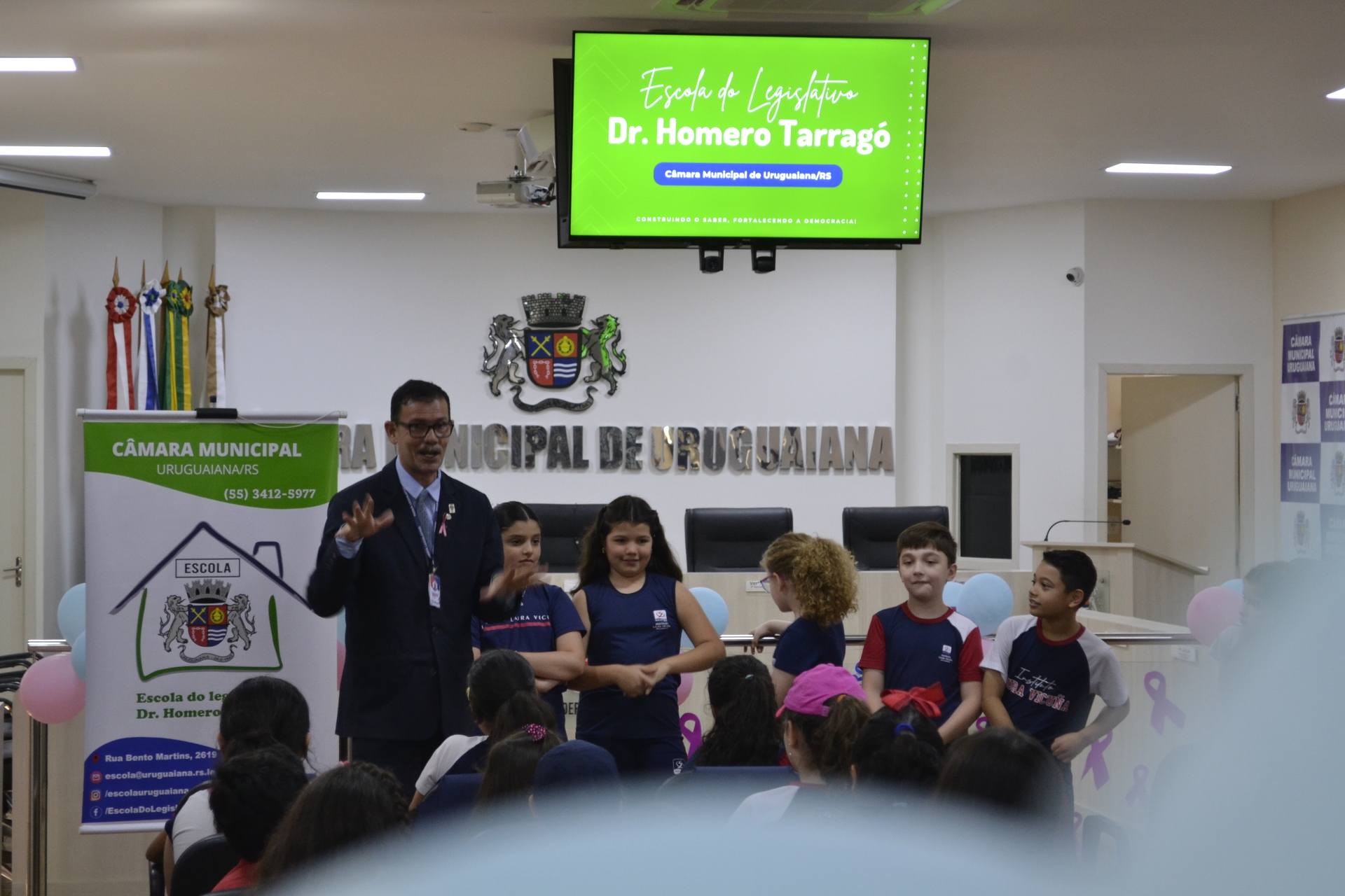 Simas (à direita) realizou um quiz sobre cidadania com os alunos dos terceiros anos do ensino fundamental do ILV.