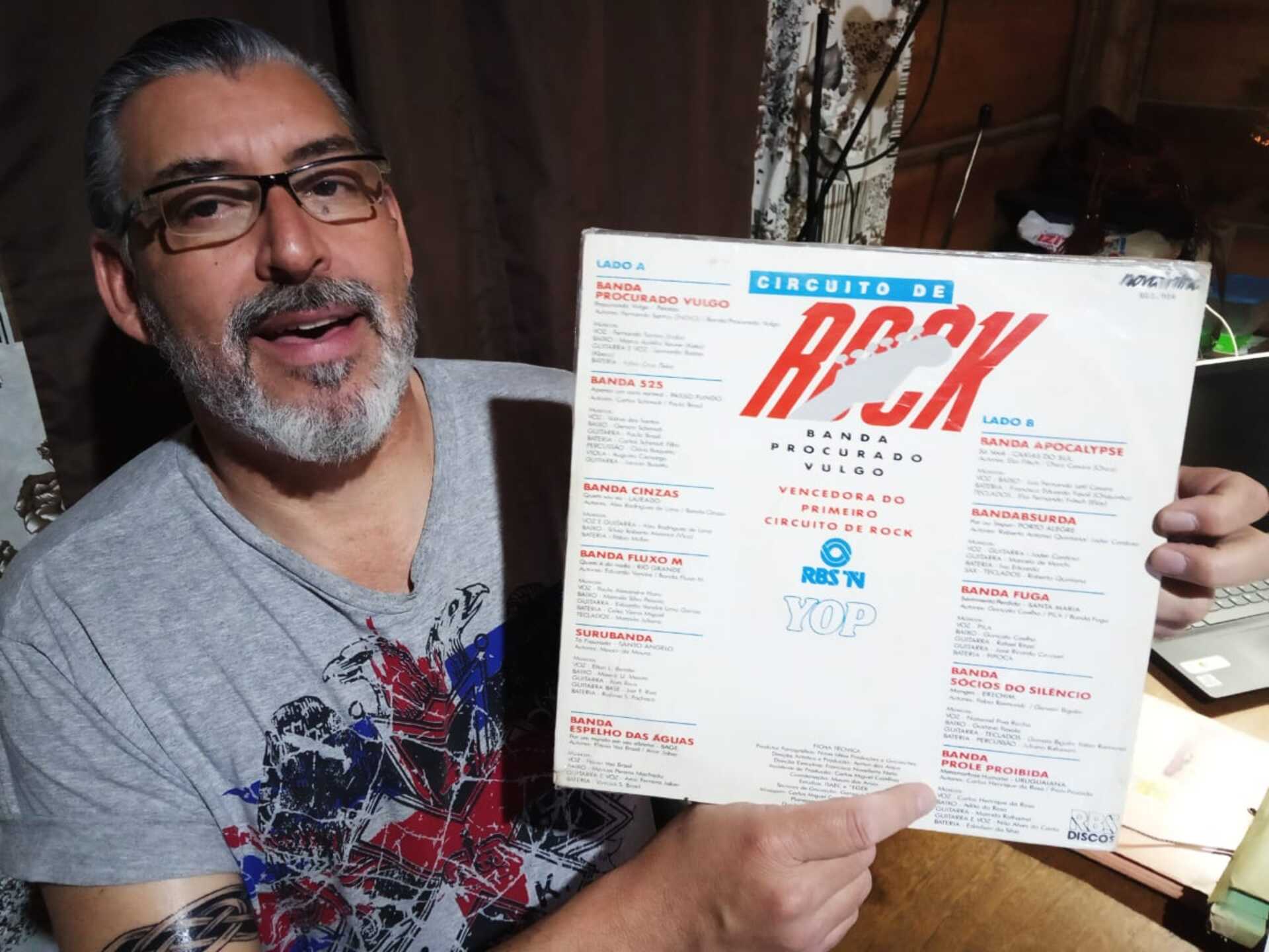 Antes do AVC, em 2020, “Magrão” Henrique Mazzini posava ao lado do vinil que originou o documentário