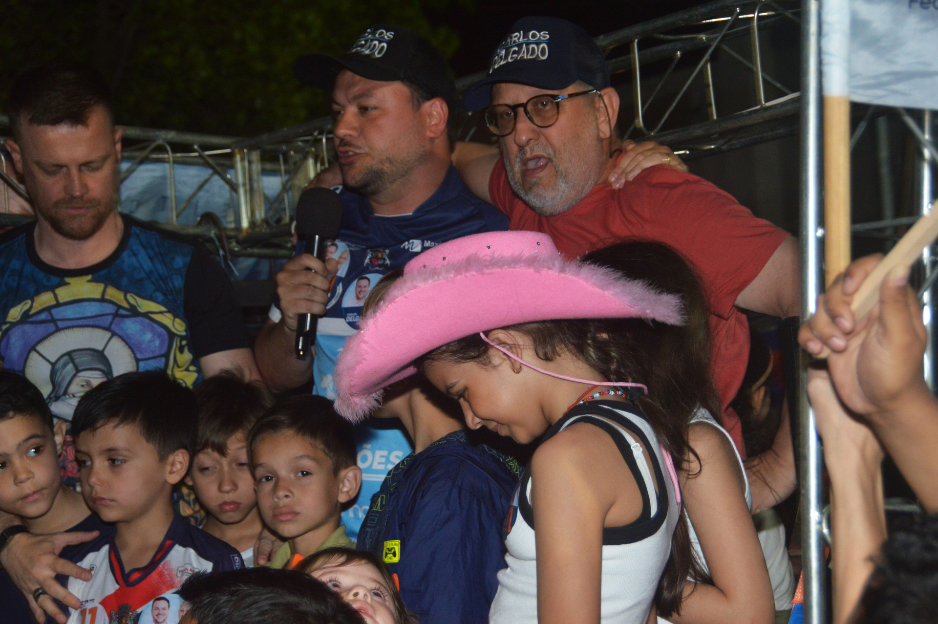Delgado entre o prefeito Ronnie Mello e seu vice, Dr Telson