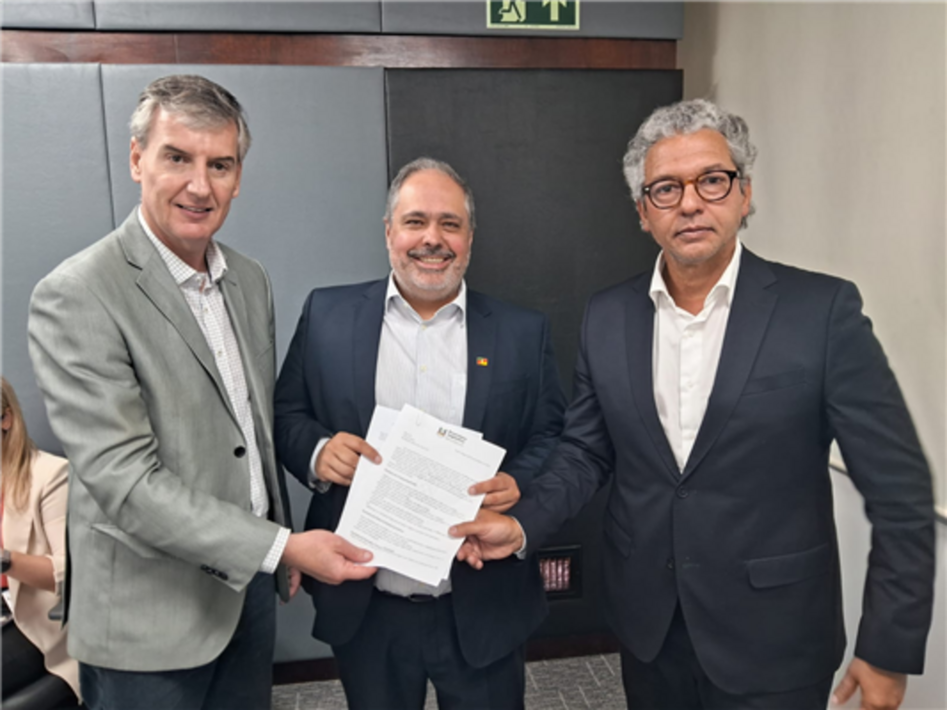 Pautas das regiões das Missões e Fronteira-Oeste, foram entregues ao secretário-adjunto da Casa Civil, Gustavo Paim (ao centro)