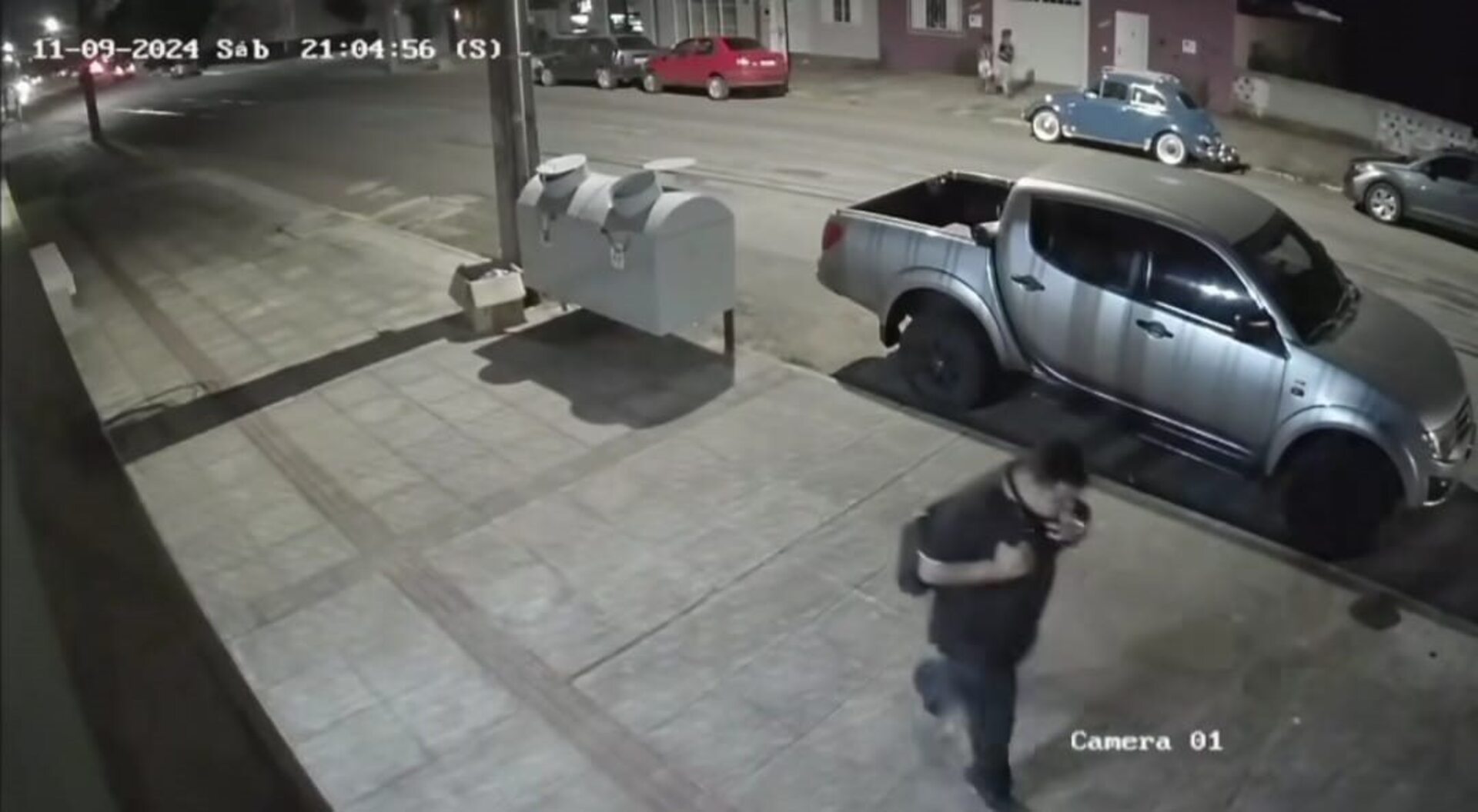 Fumando seu cigarro tranquilamente, o suspeito de atear fogo na caminhonete transitava tranquilamente pela rua Vasco Alves antes do fato