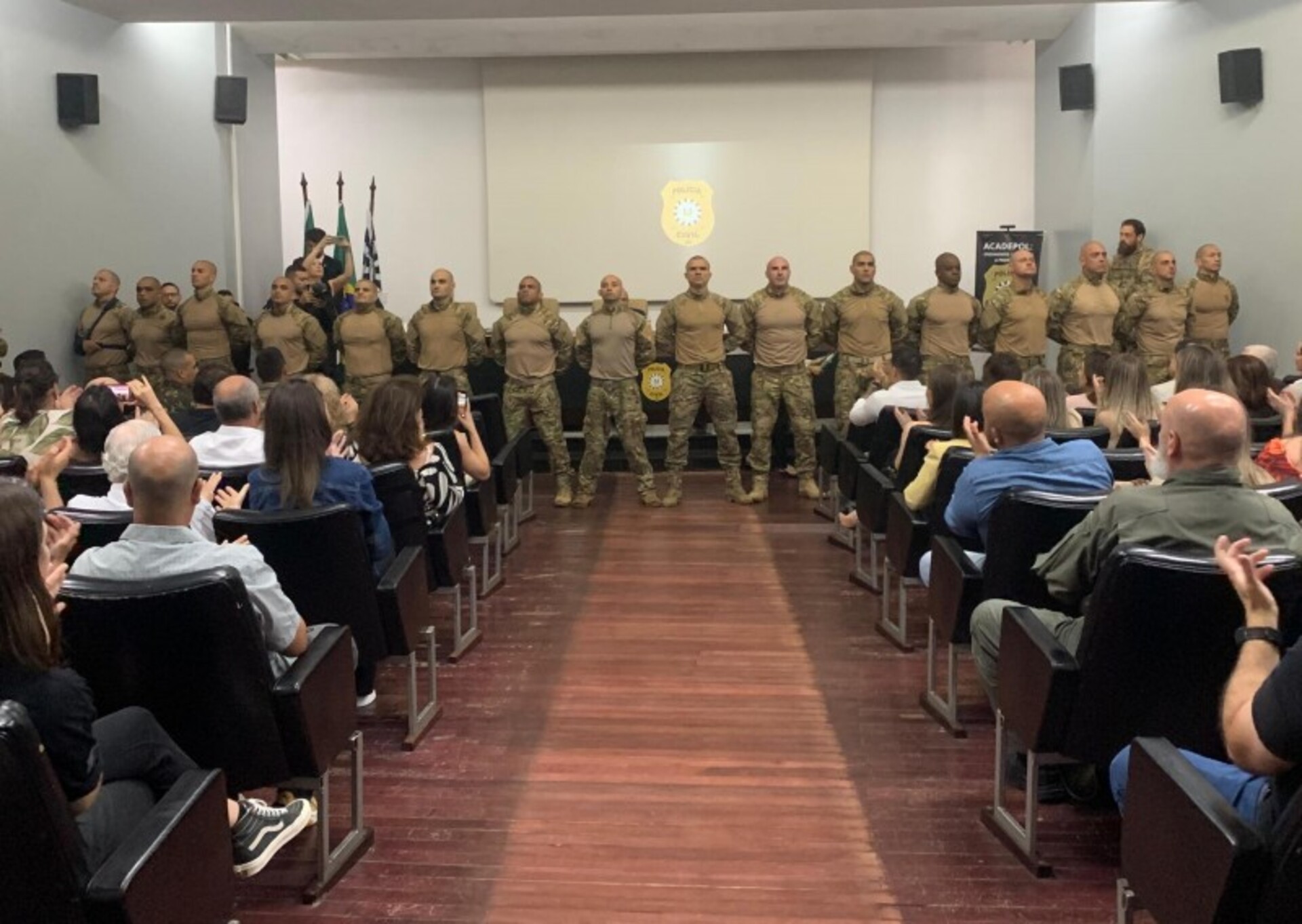 O curso formou 16 alunos, sendo quatro delegados e dez agentes da Polícia Civil do Rio Grande do Sul.