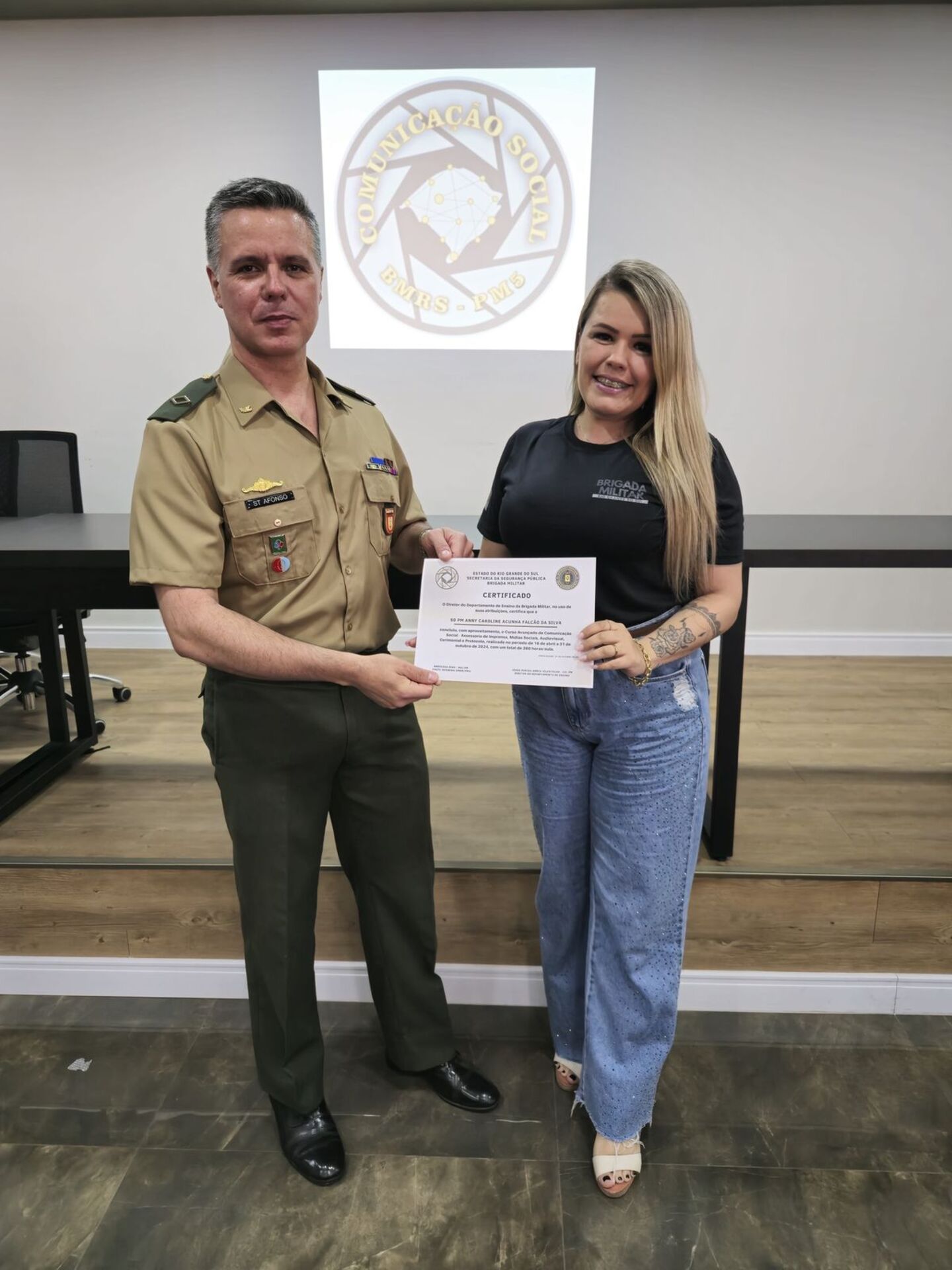 A soldado Caroline recebeu a certificação de conclusão do 1º Curso Avançado de Comunicação Social da Brigada Militar na última quinta-feira, 31/10
