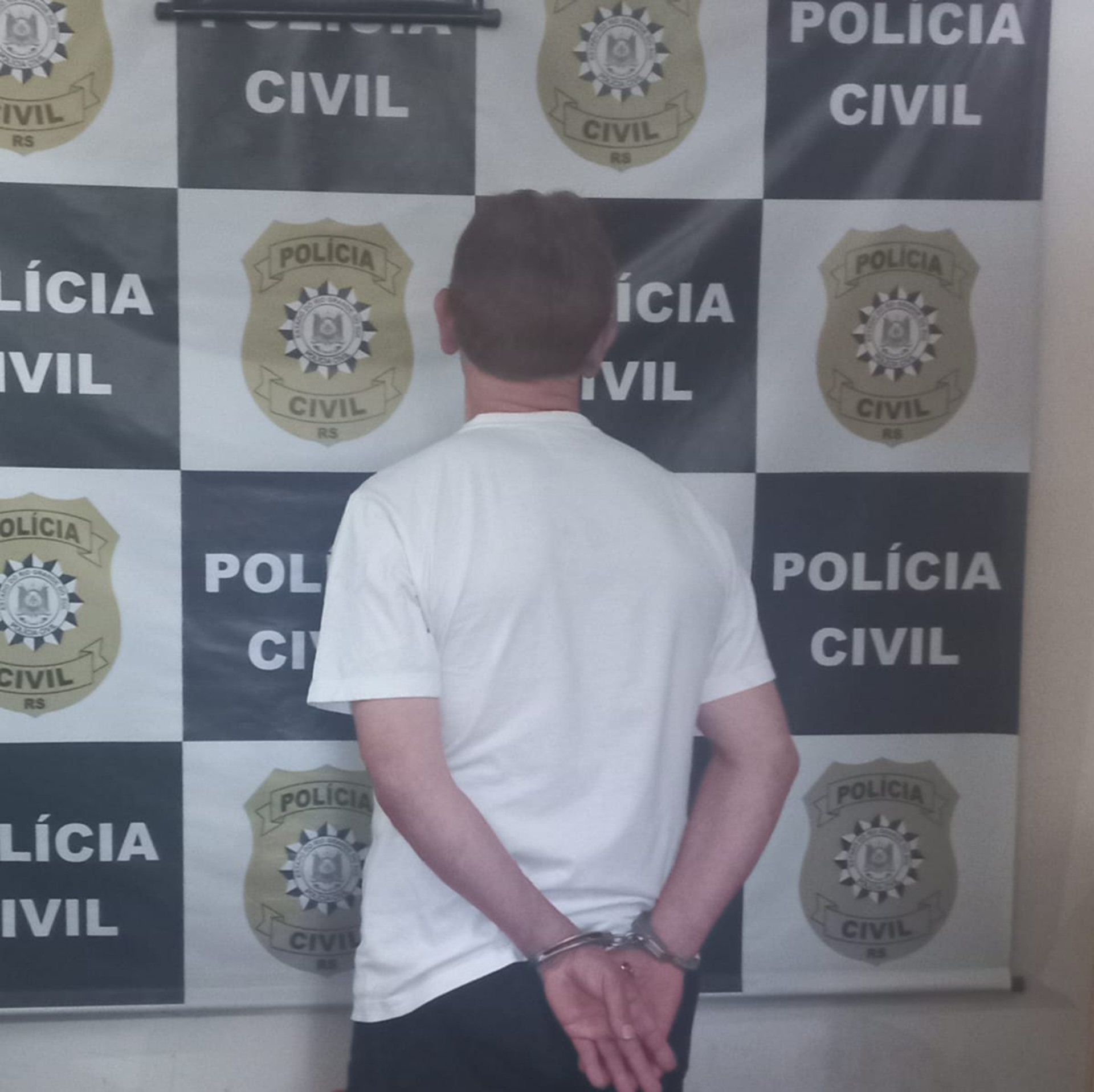 Suspeito permaneceu em silêncio durante o interrogatório
