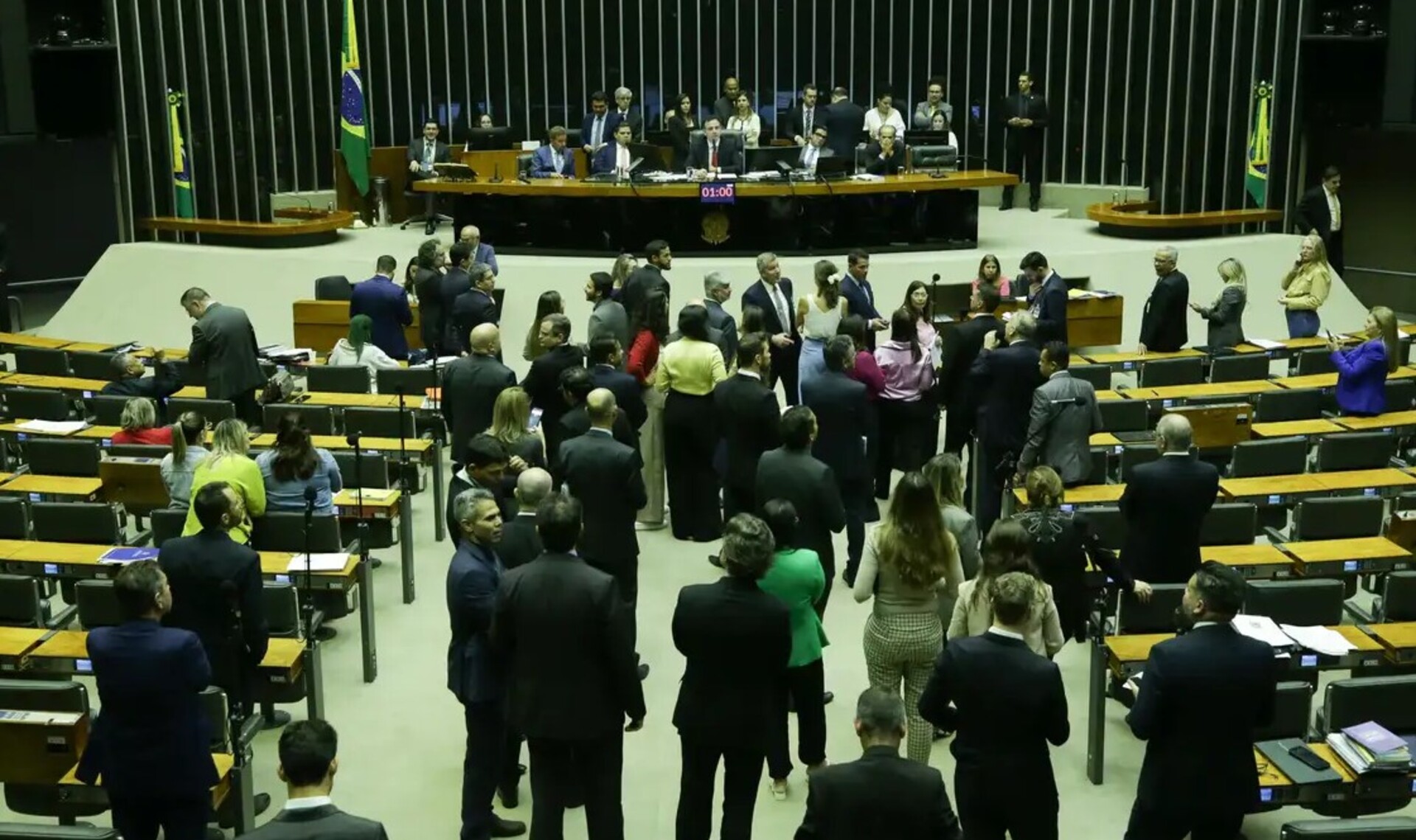 Regulamentação da reforma tributária deve retornar à Câmara para revisão final.