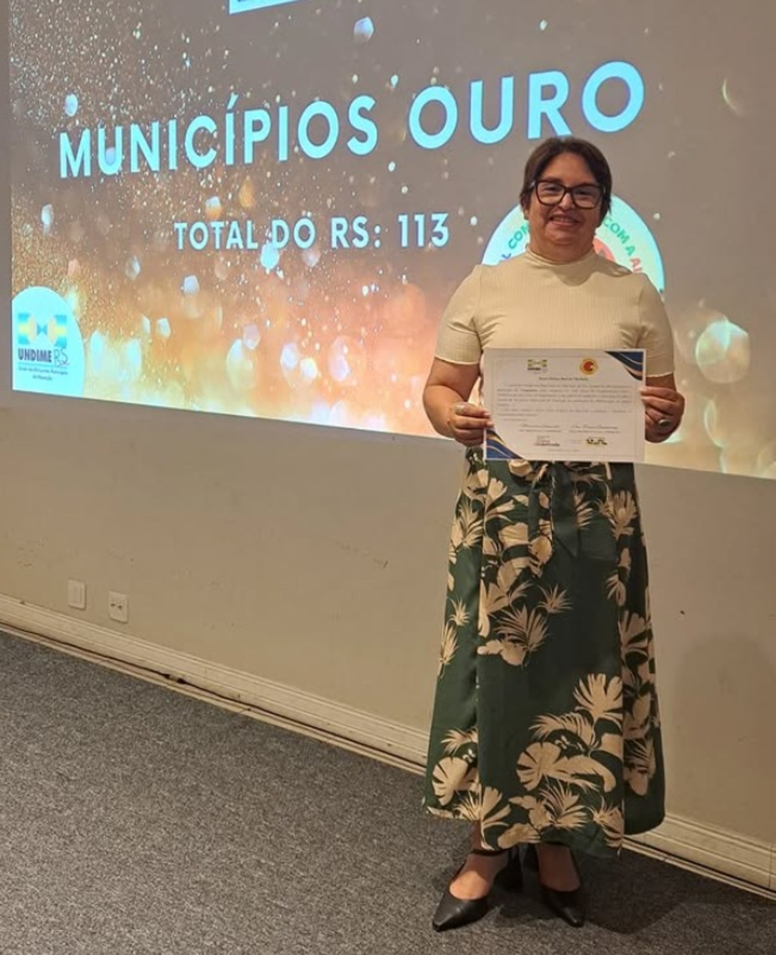 A secretária Maria Helena Bairros, representou o município na cerimônia de entrega do prêmio
