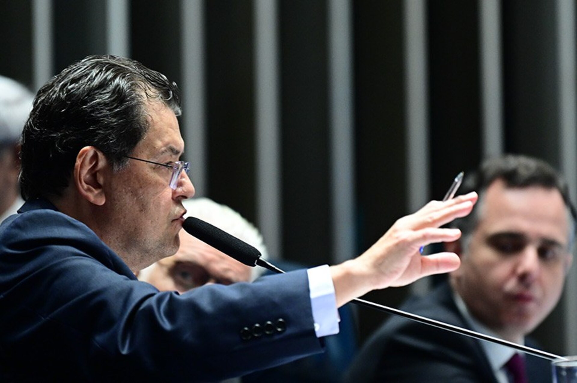 O relator Eduardo Braga fez em Plenário as últimas mudanças a partir de solicitações dos senadores.