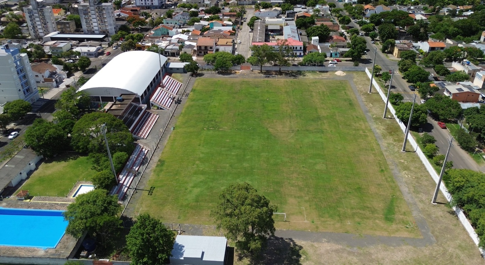 O estádio fica localizado na Rua Domingos de Almeida