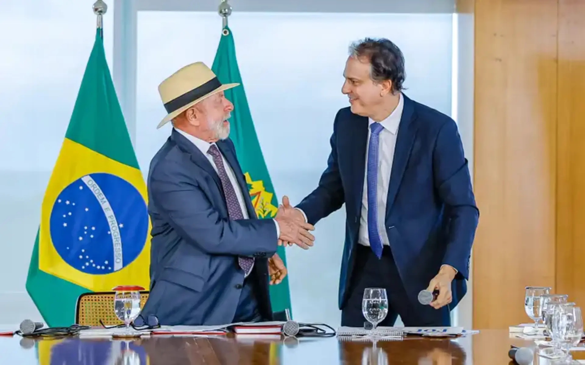 Lula e Camilo Santana durante a cerimônia de sanção do projeto de lei que restringe o uso de celular nas escolas