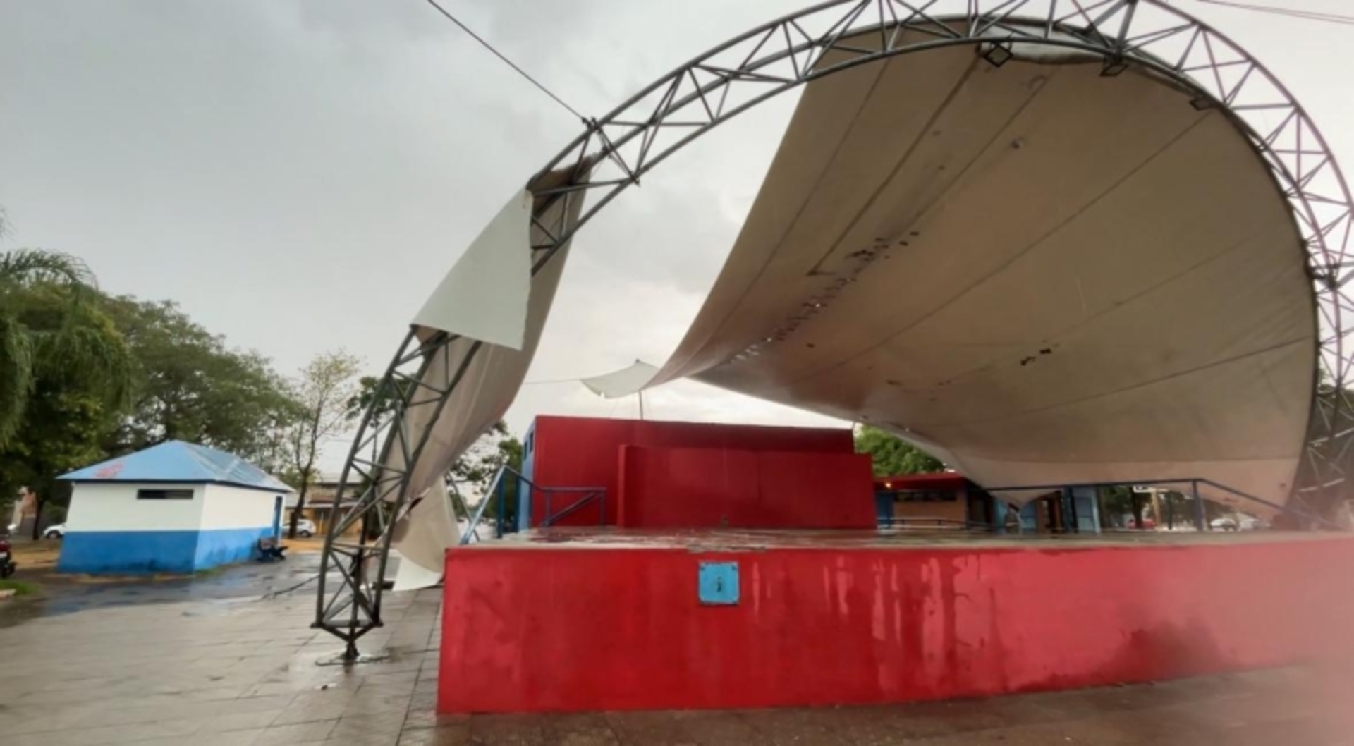 Concha Acústica teve a cobertura danificada com o temporal