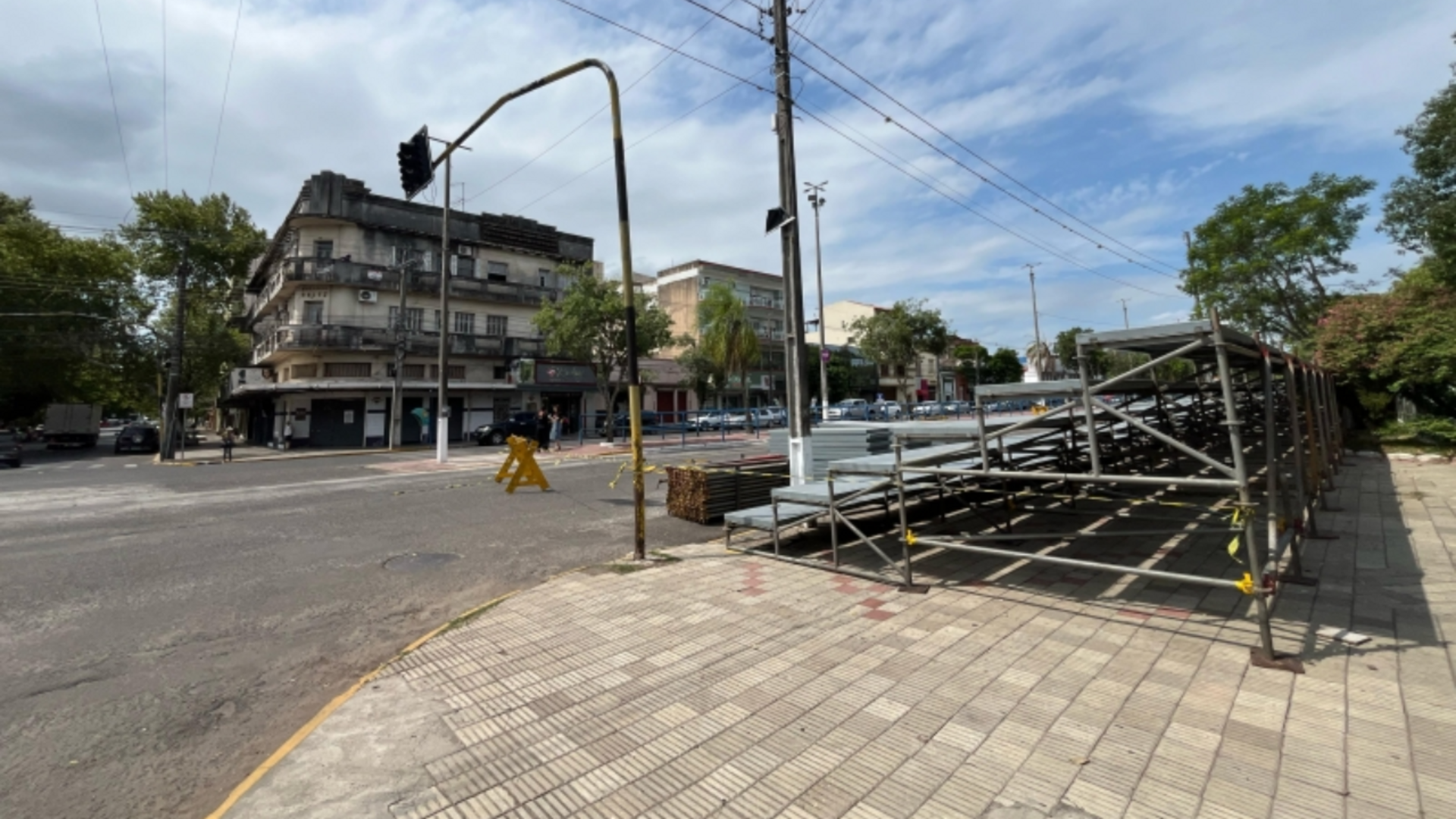 As estruturas do Maior Carnaval Fora de Época do Brasil estão sendo instaladas.