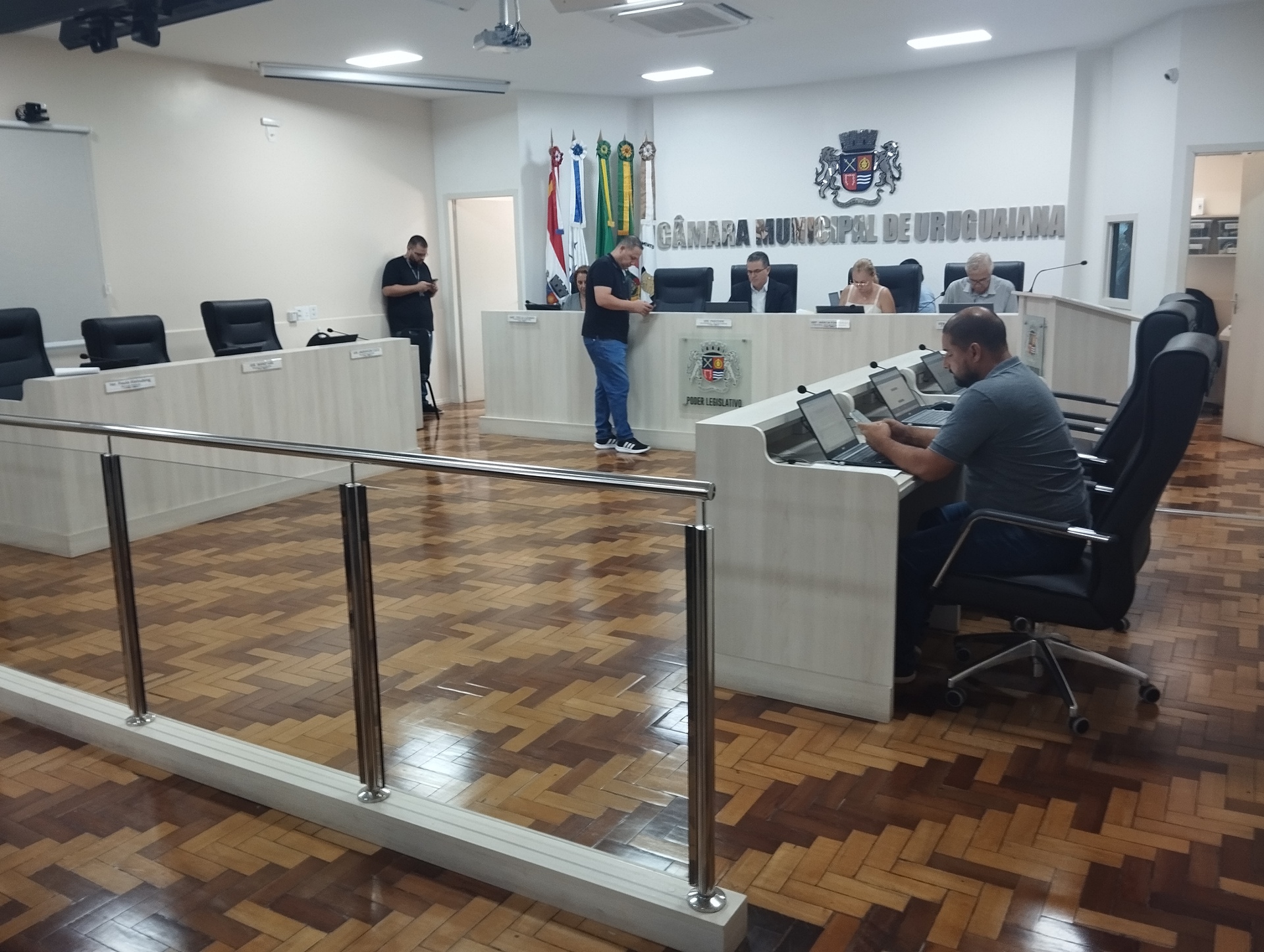 Apenas cinco vereadores chegaram no horário
