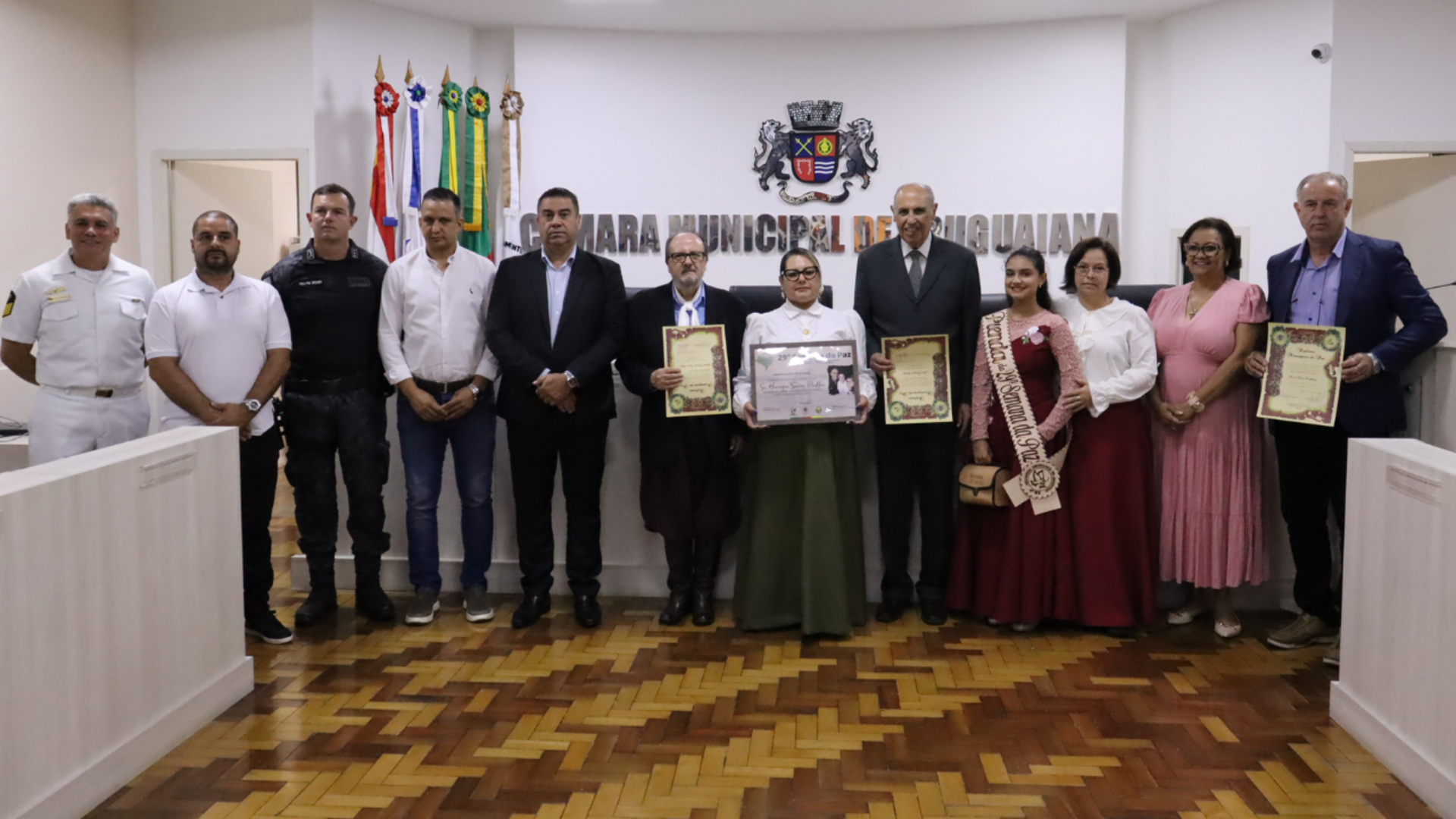 O evento homenageou personalidades com o "Diploma Mensageiro da Paz", reconhecendo seu compromisso com a harmonia.