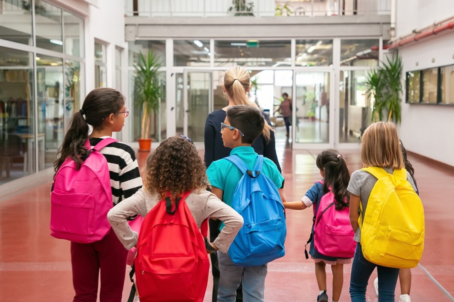 As escolas oferecem orientação, assistência ao educando e parcerias para o desenvolvimento dos estudantes.